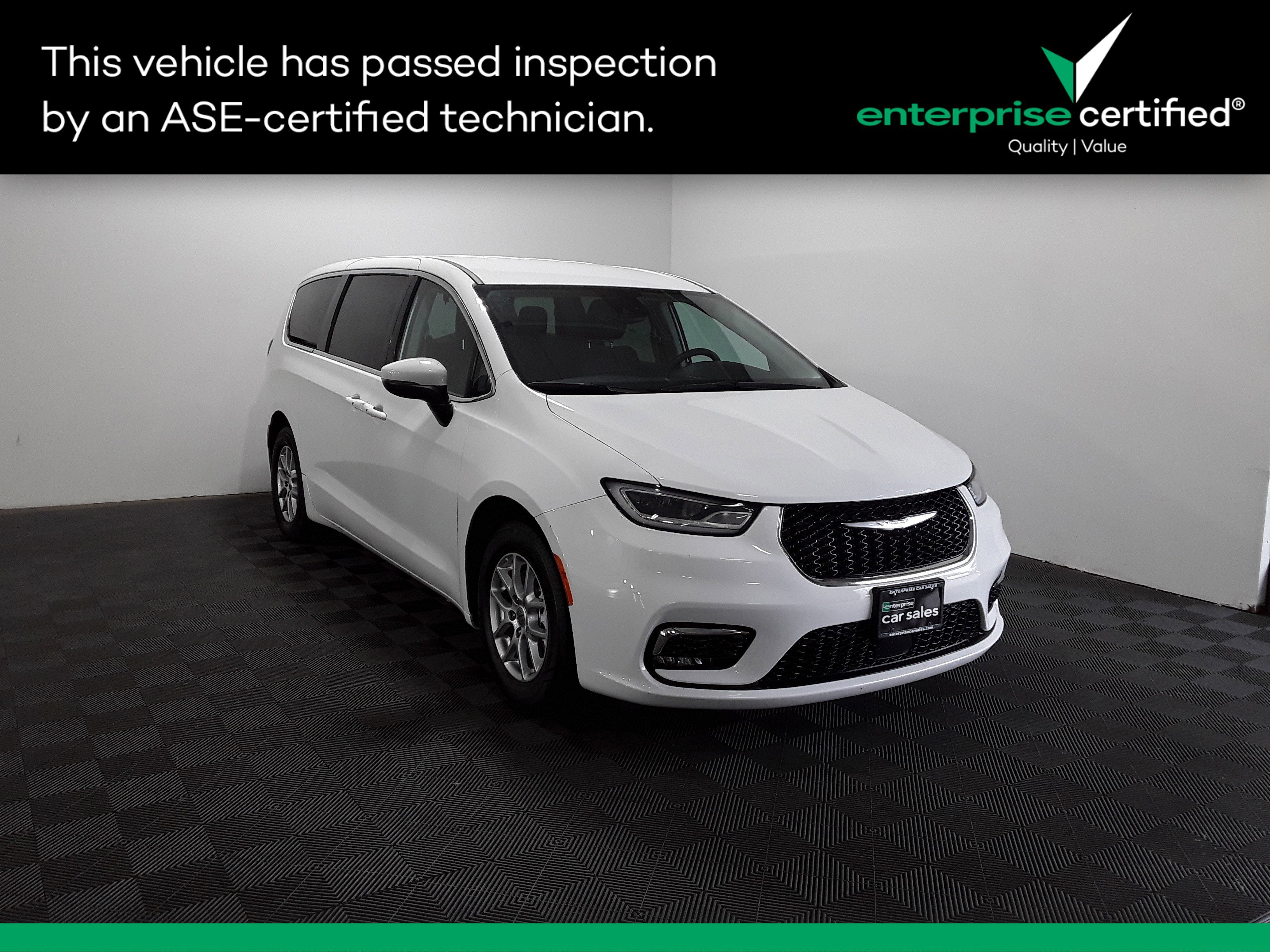 2023 Chrysler Pacifica Touring L's photo