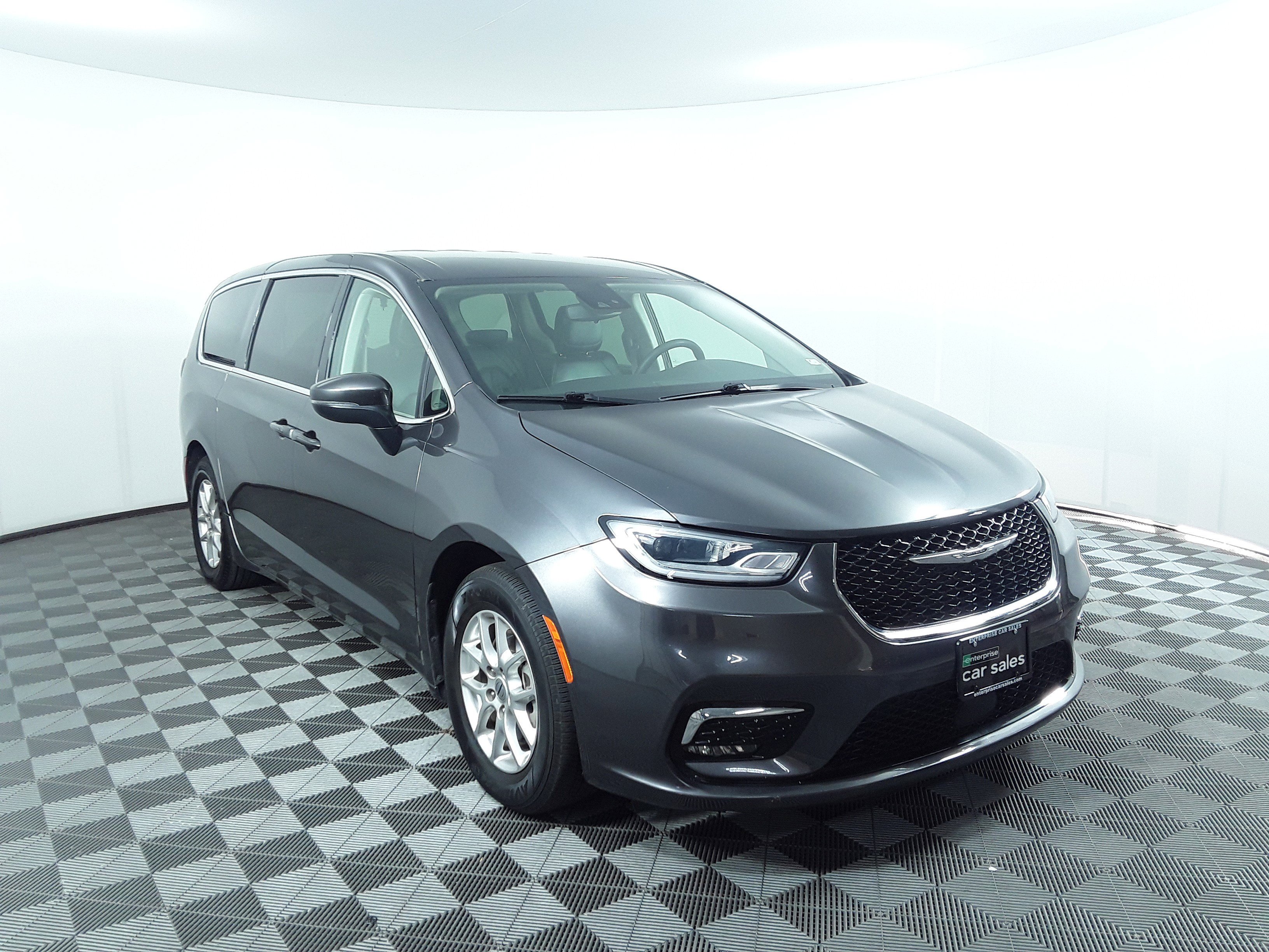 2023 Chrysler Pacifica Touring L's photo