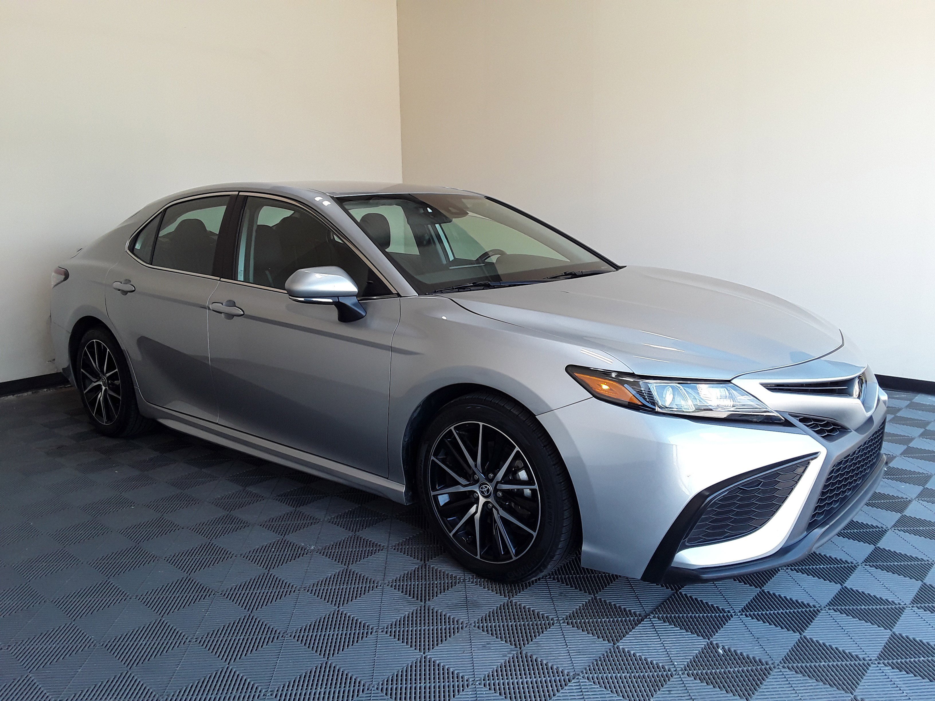 2023 Toyota Camry SE Auto