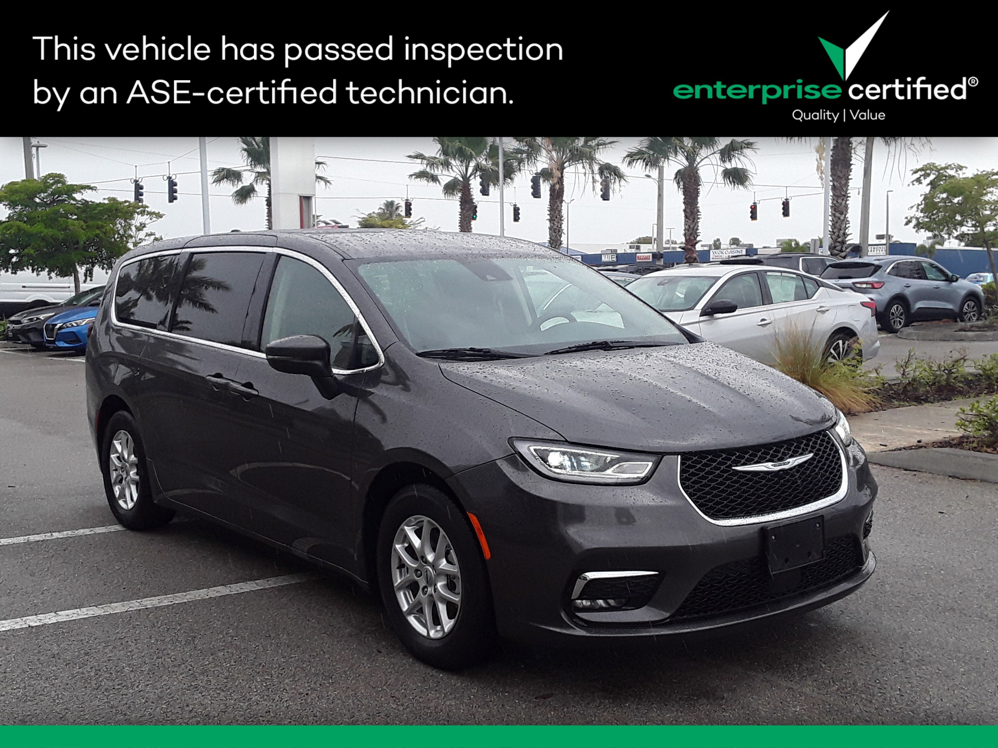 2023 Chrysler Pacifica Touring L's photo