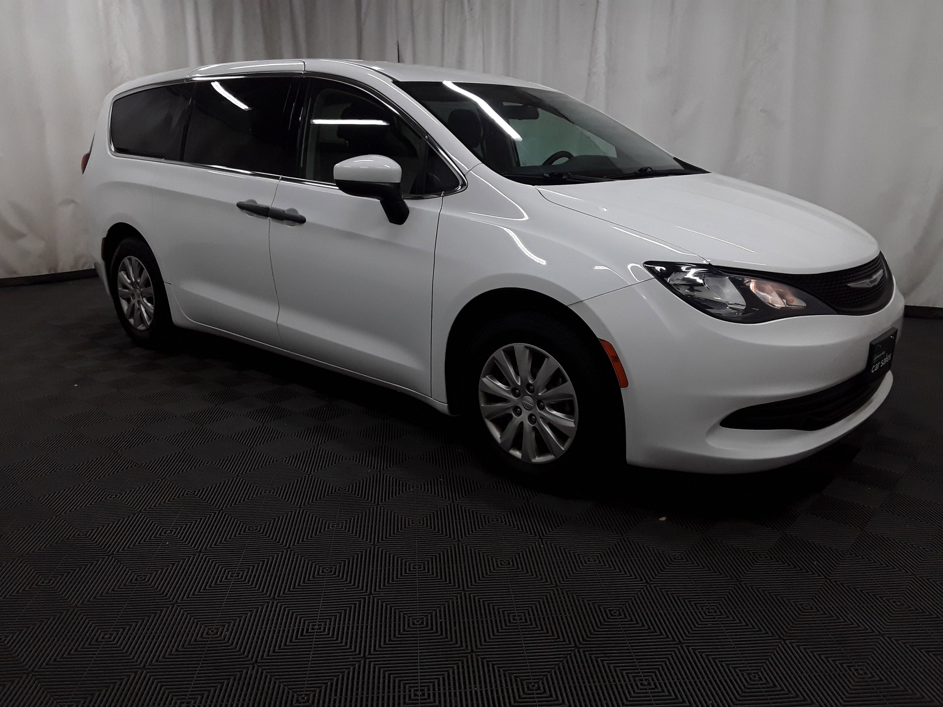 2020 Chrysler Voyager L FWD