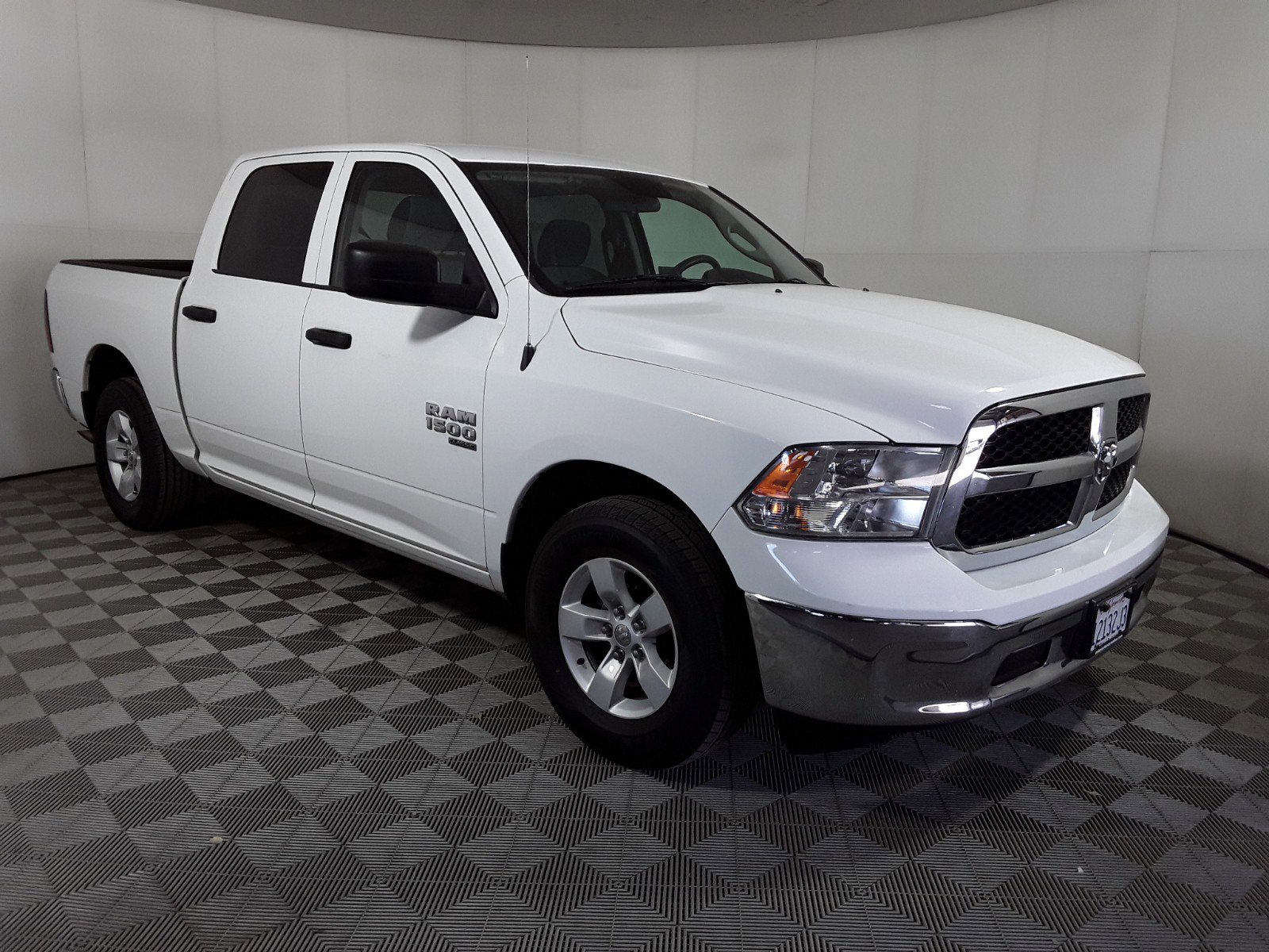 2022 Ram 1500 Classic SLT 4x2 Crew Cab 5'7