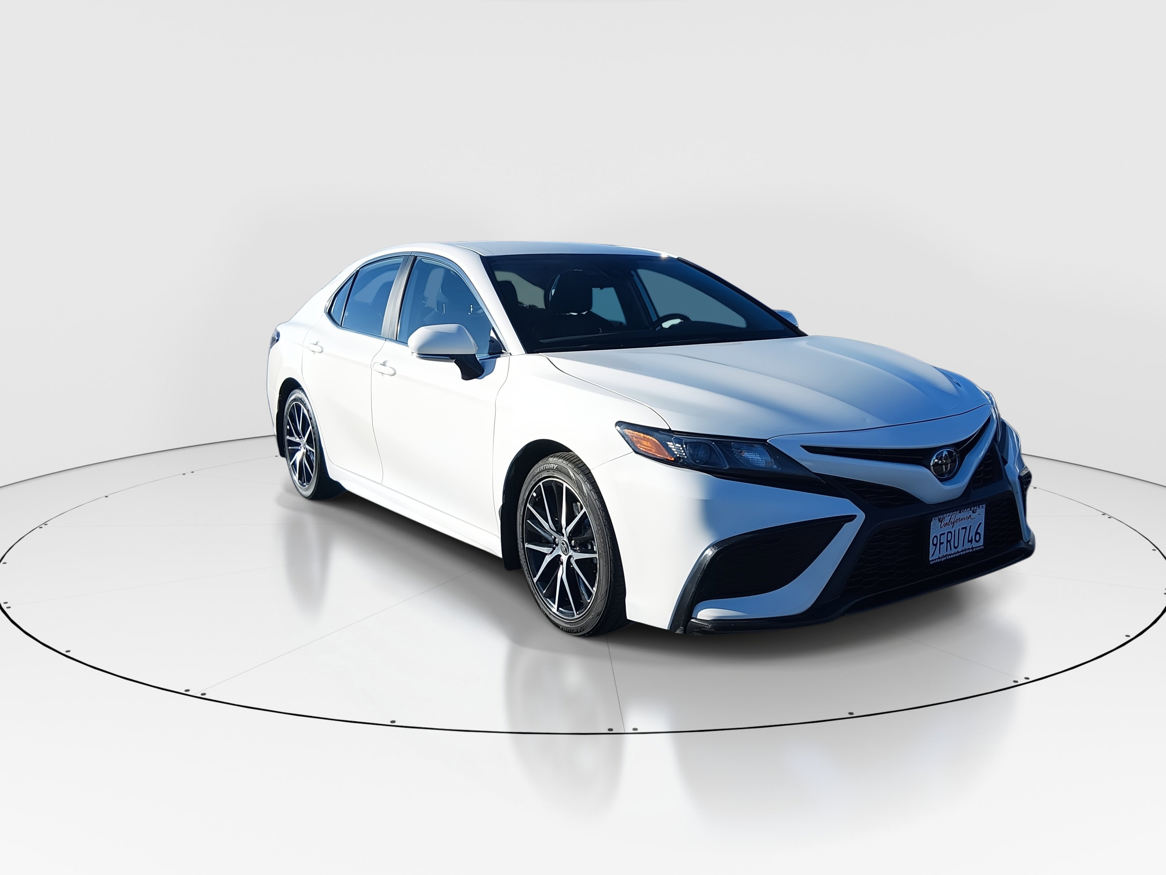 2023 Toyota Camry SE's photo