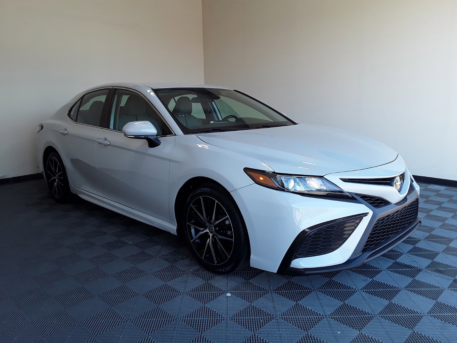 2022 Toyota Camry SE Auto