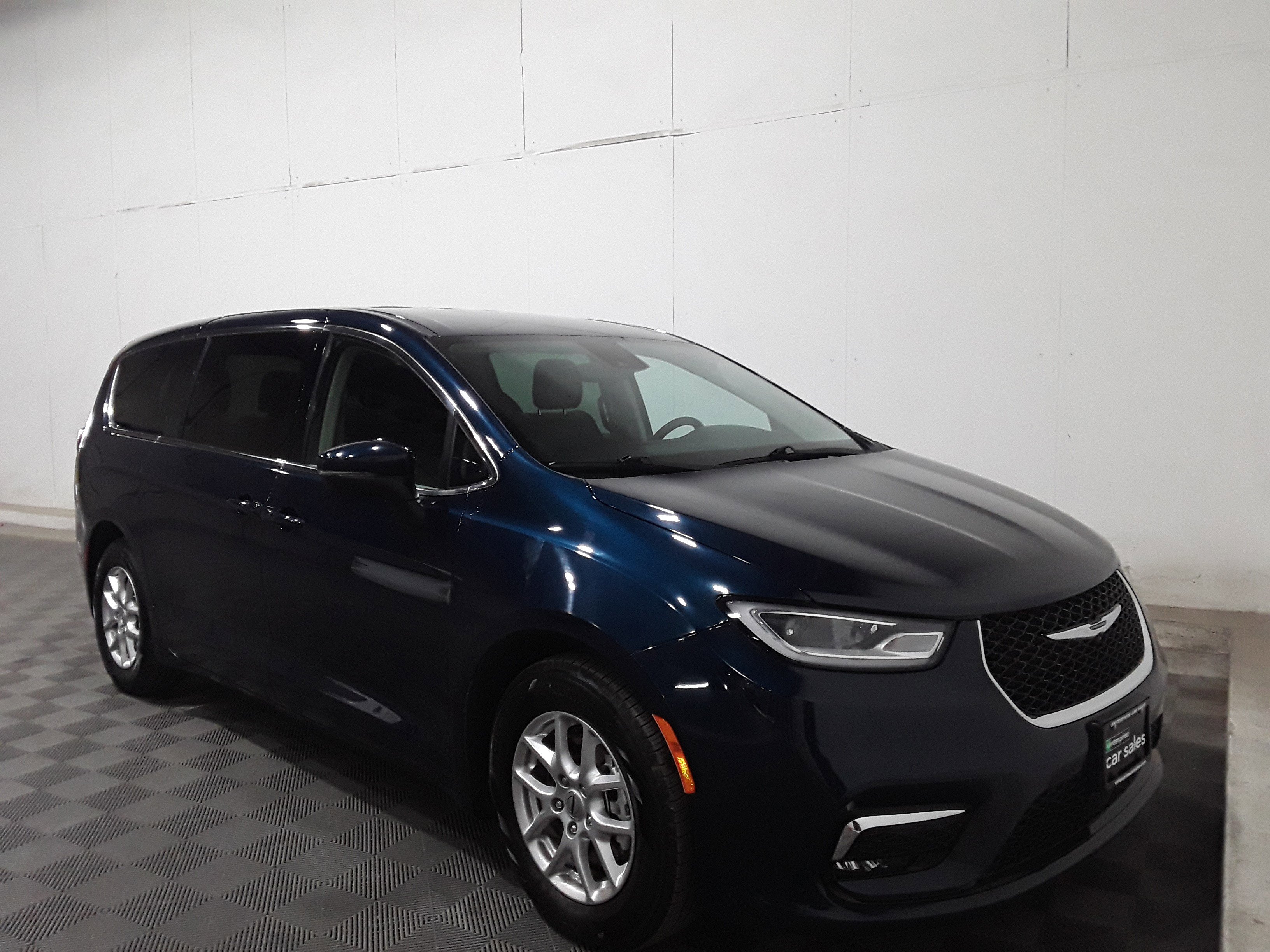2023 Chrysler Pacifica Touring L's photo