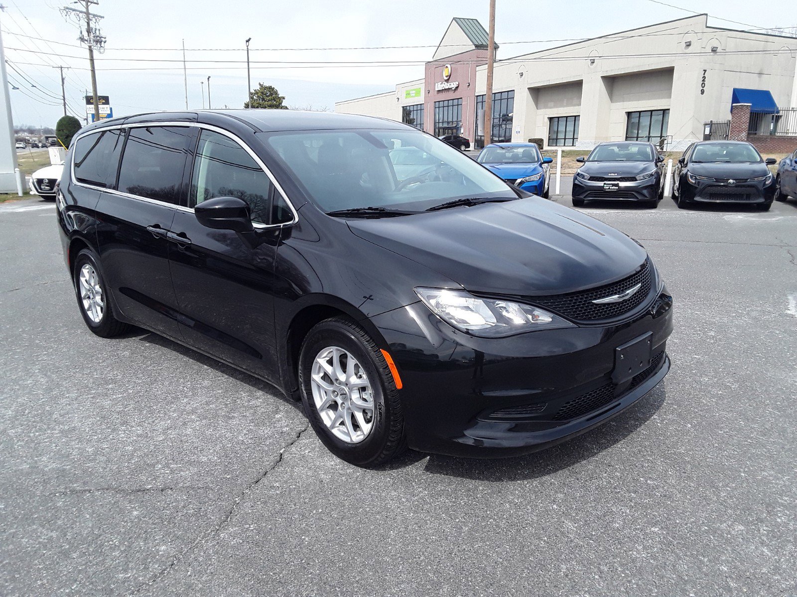 2022 Chrysler Voyager LX FWD