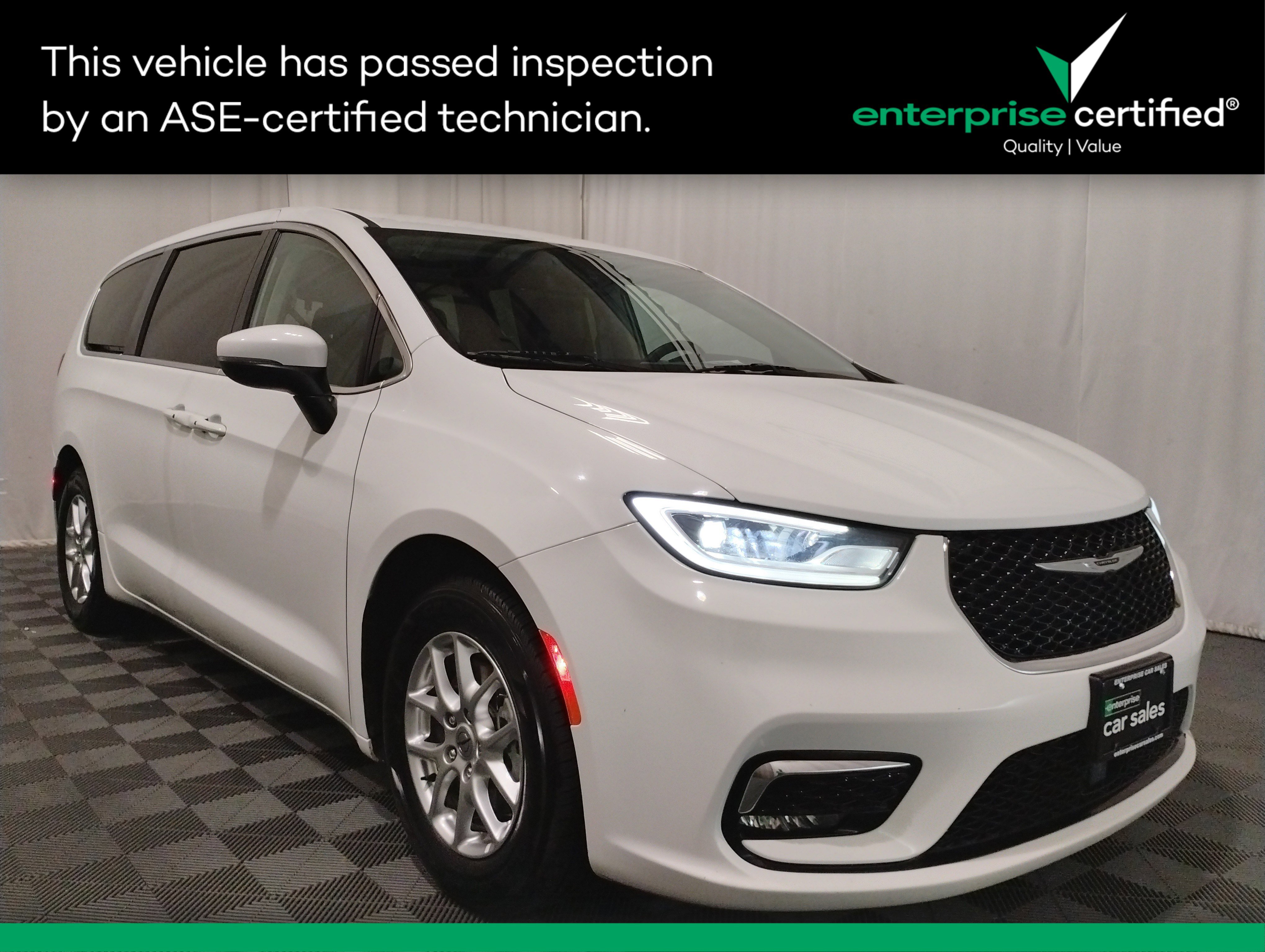 2023 Chrysler Pacifica Touring L's photo