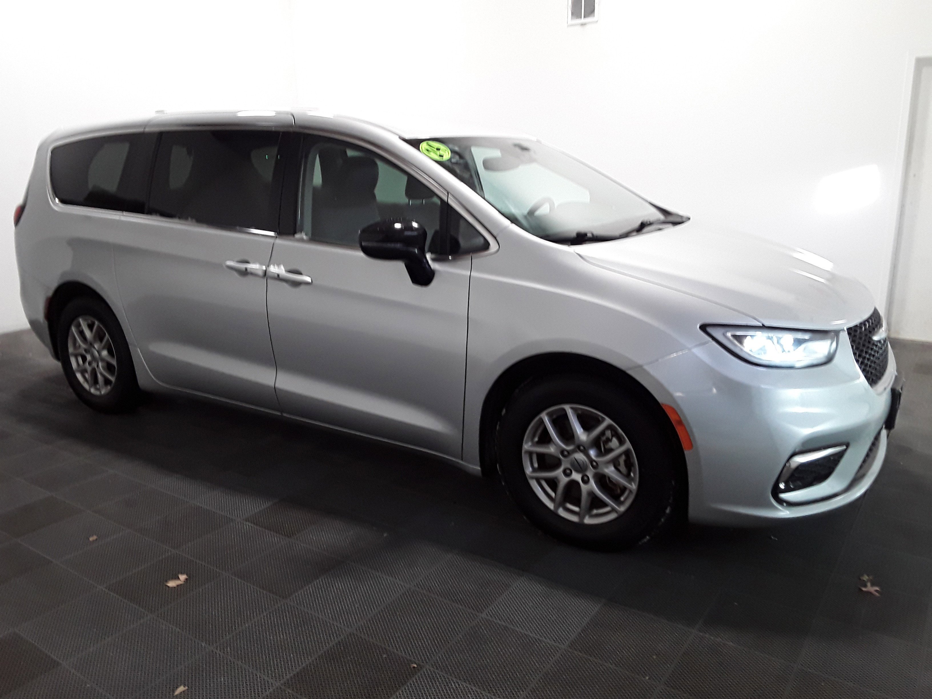 2024 Chrysler Pacifica Touring L's photo