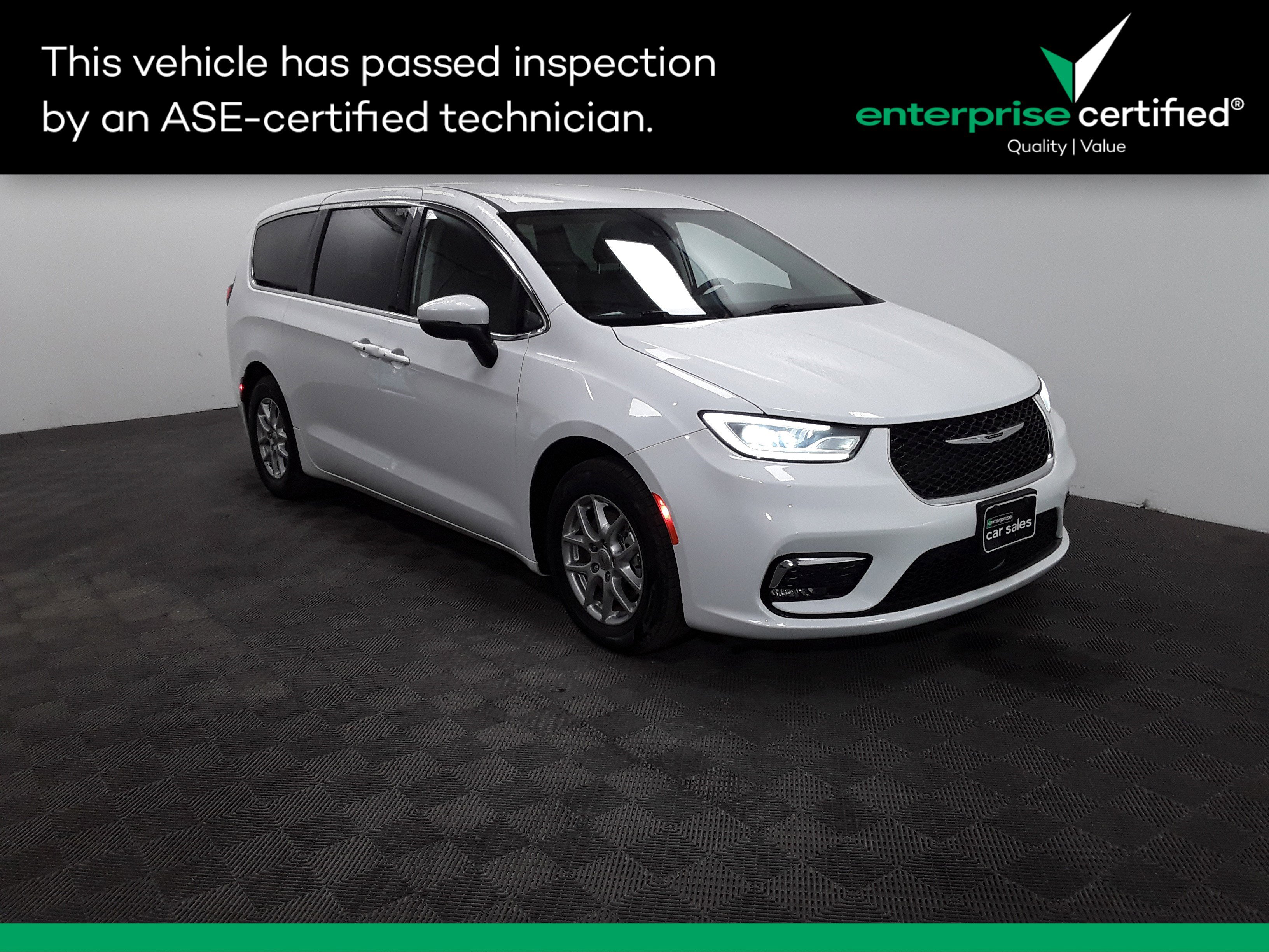 2023 Chrysler Pacifica Touring L's photo