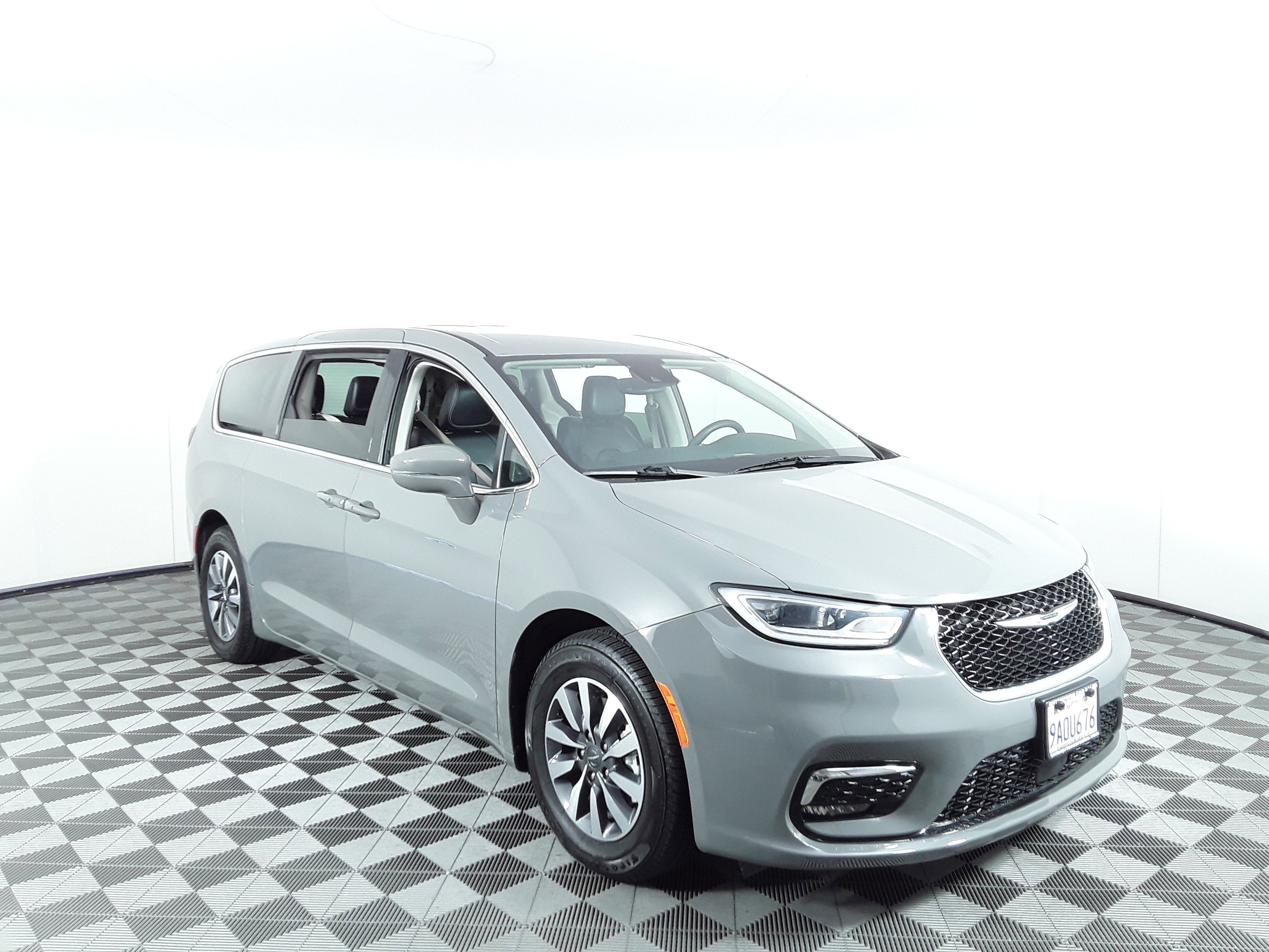 Used 2022 Chrysler Pacifica Hybrid Touring L FWD
