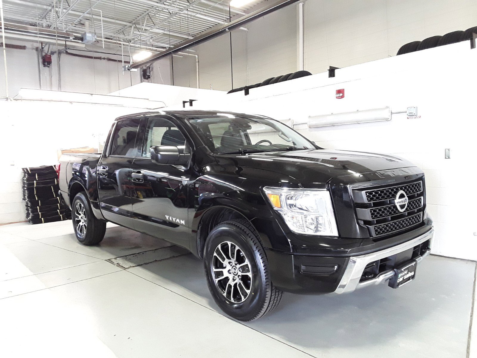 2022 Nissan Titan 4x4 Crew Cab SV