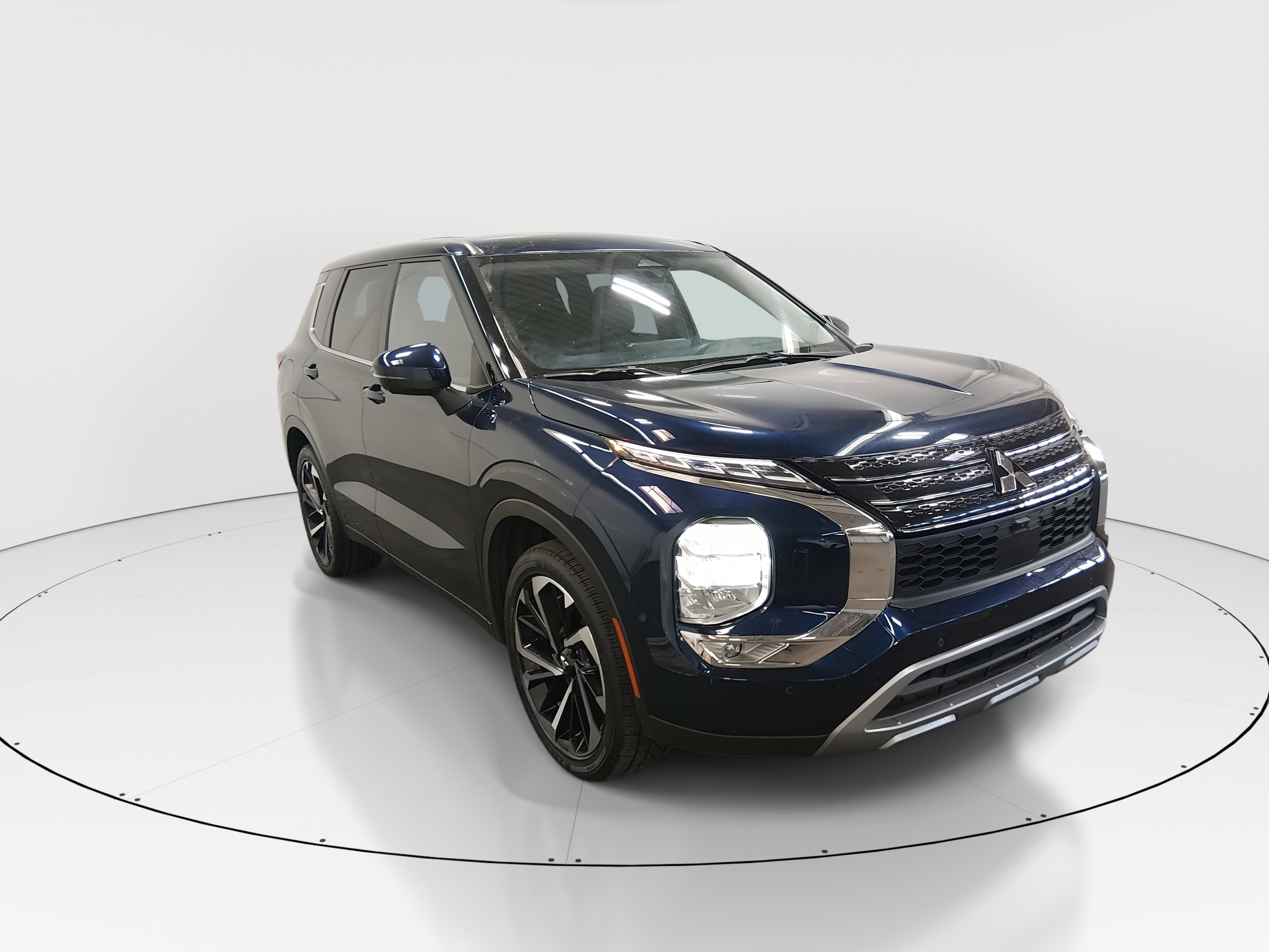 2024 Mitsubishi Outlander SE's photo