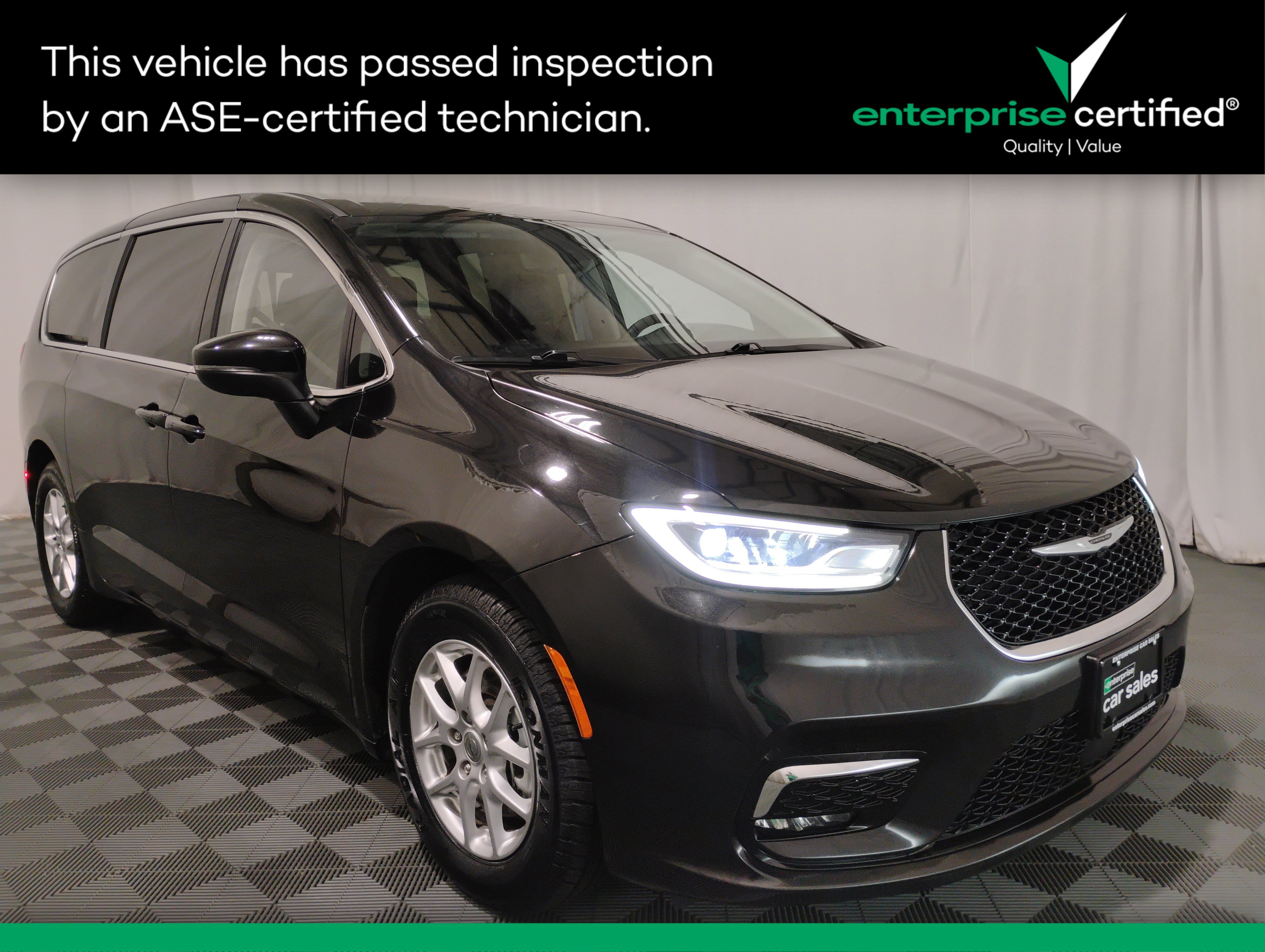 2023 Chrysler Pacifica Touring L's photo