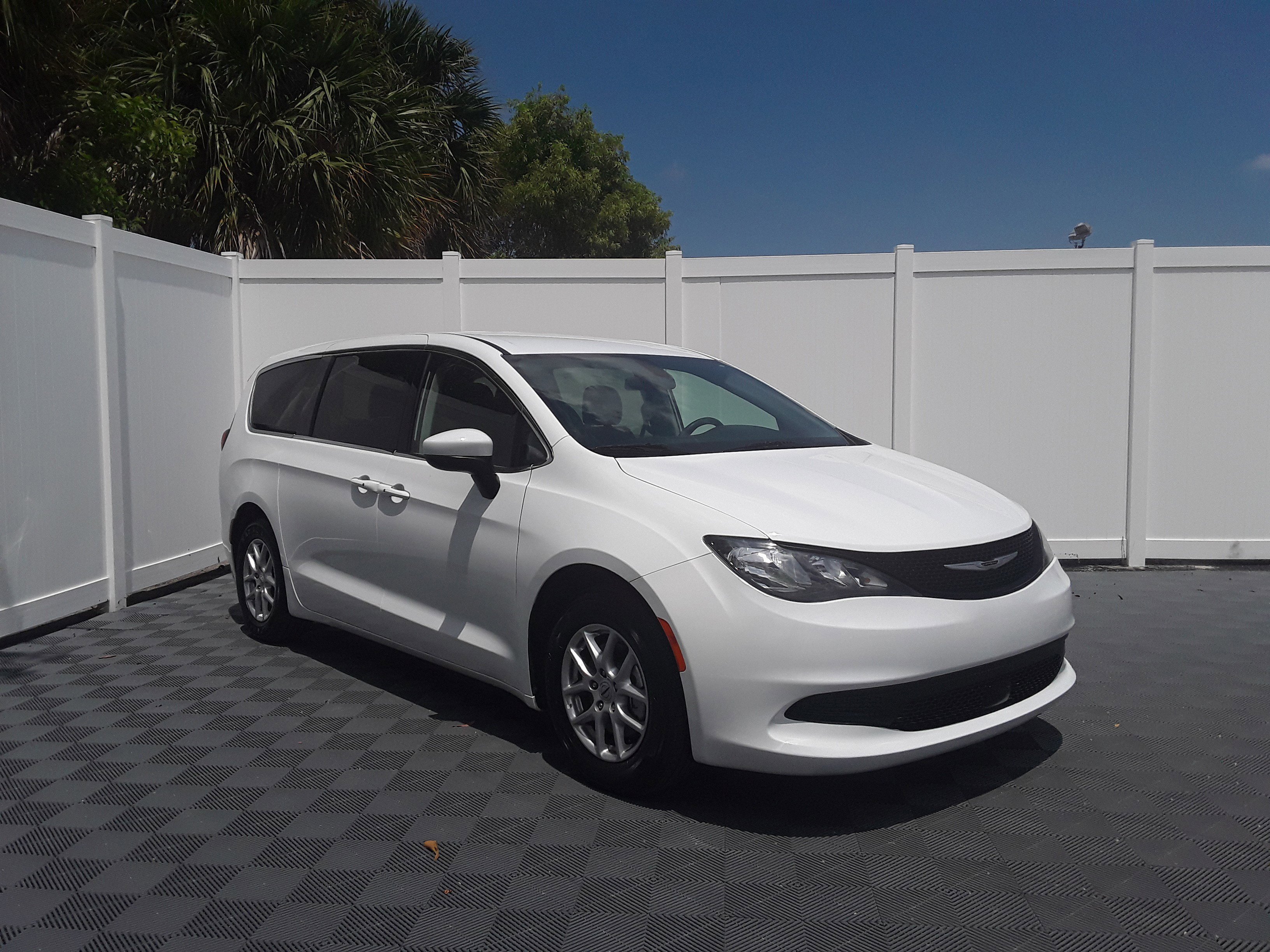 2022 Chrysler Voyager LX FWD