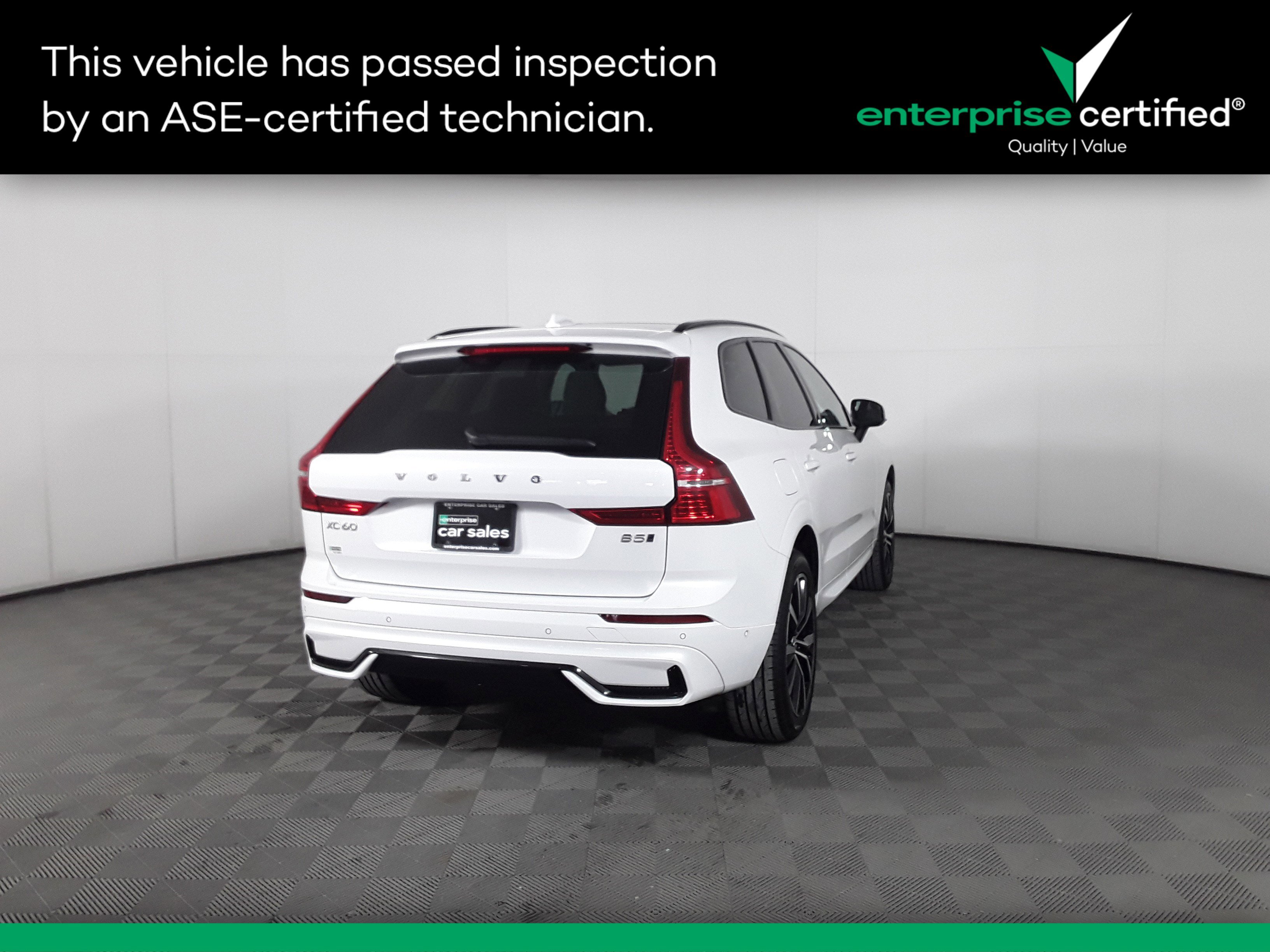 2024 Volvo XC60 B5 AWD Plus Dark Theme