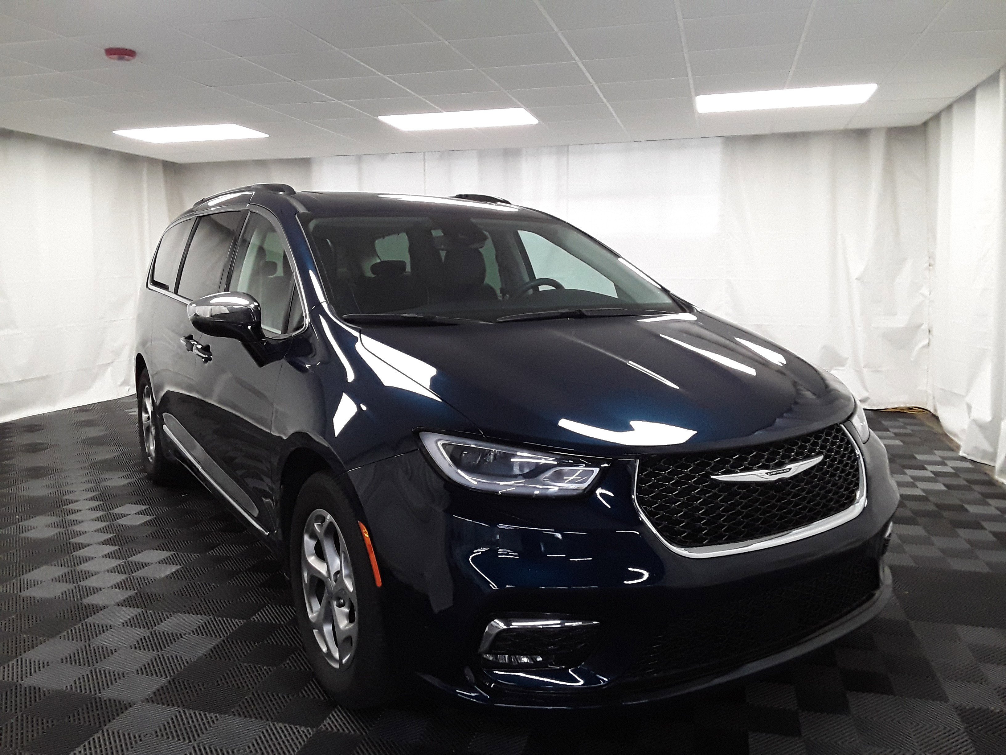2023 Chrysler Pacifica Limited FWD