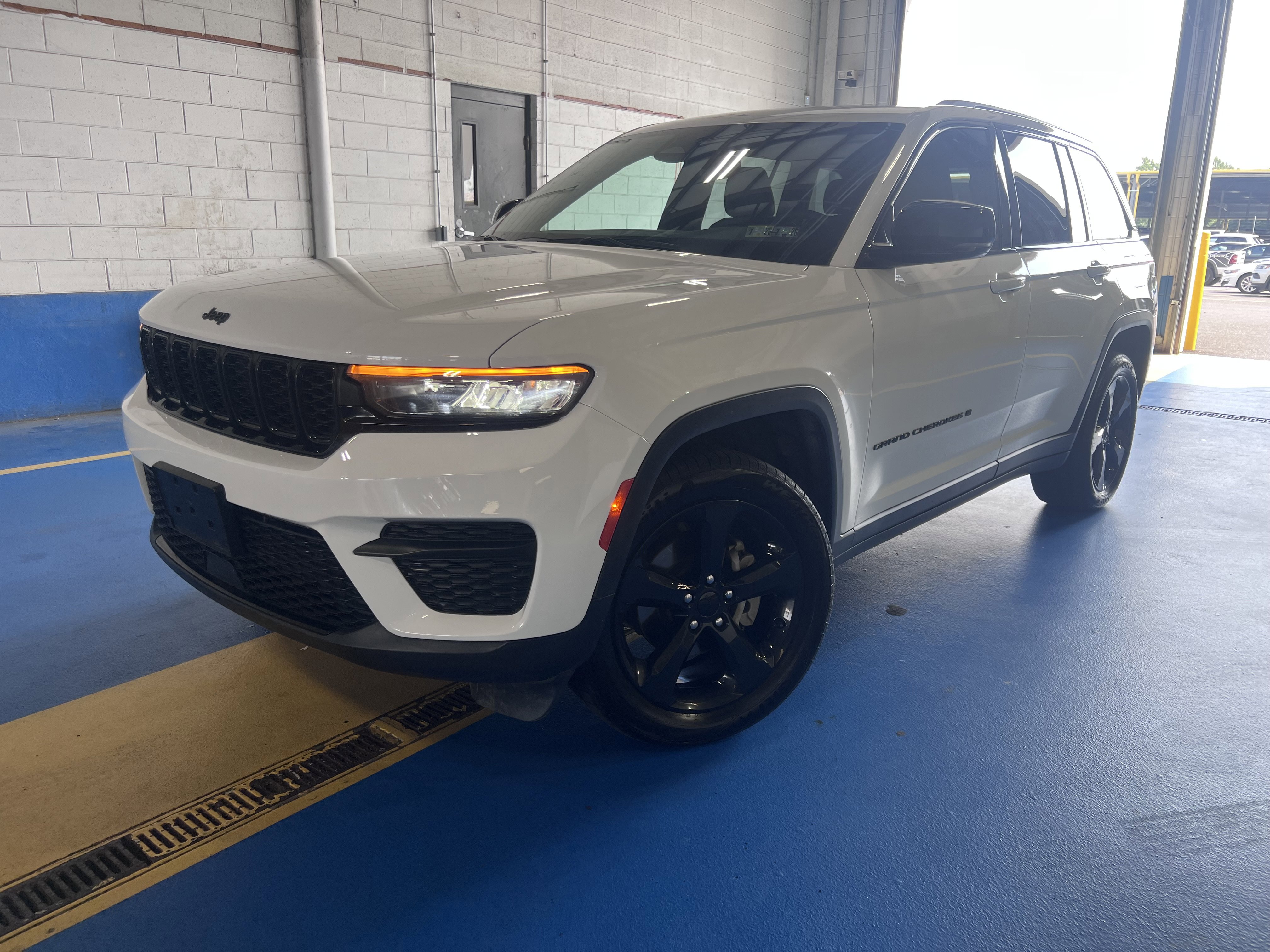 Image 3 of Used 2023 Jeep Grand Cherokee Altitude 4x4
