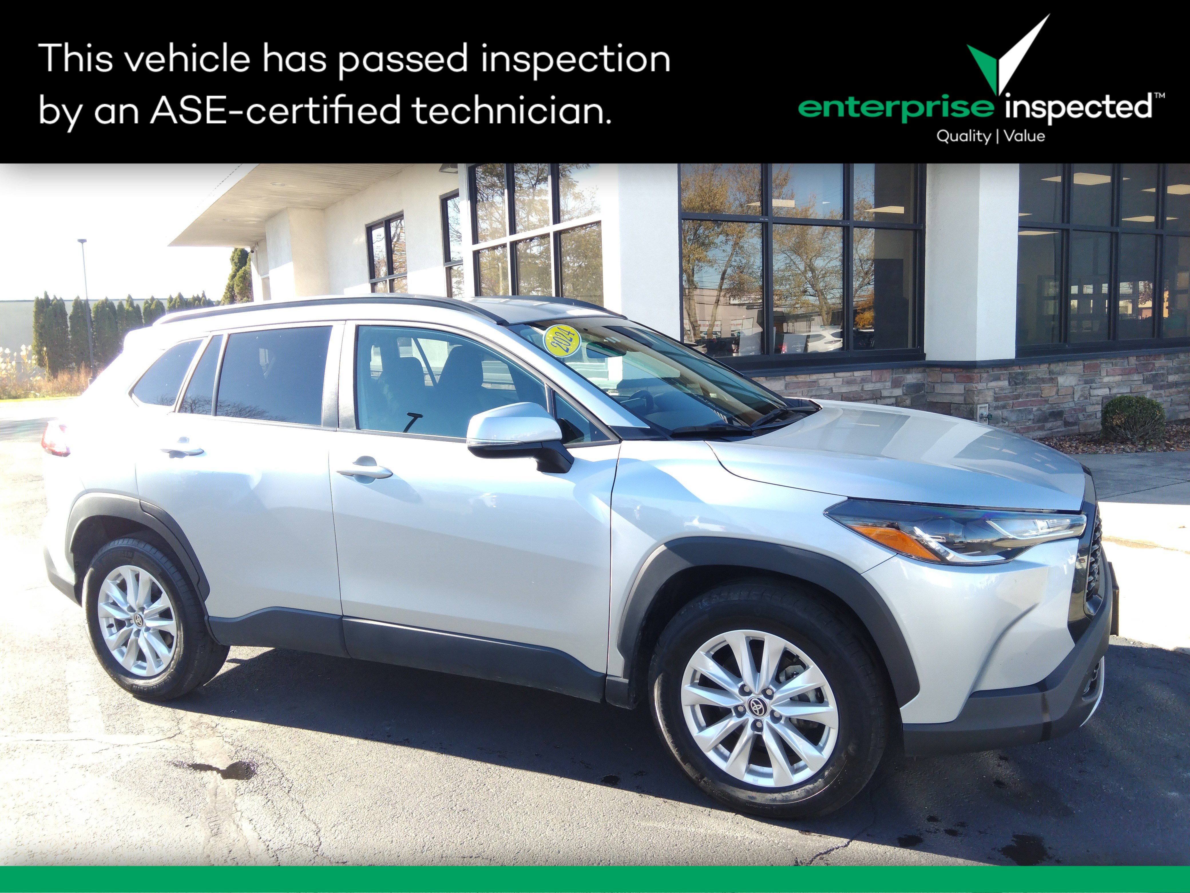 2024 Toyota Corolla Cross LE's photo