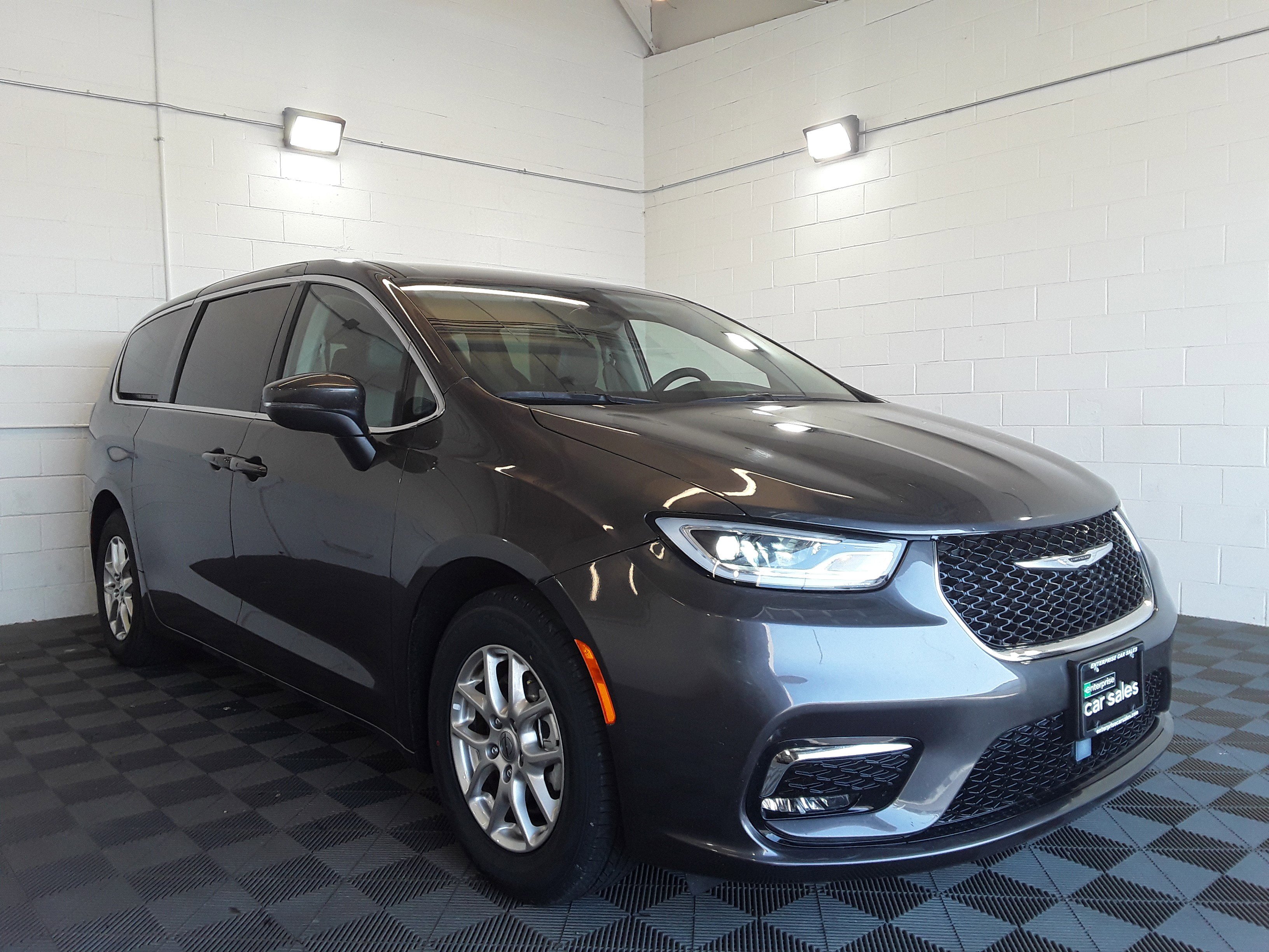 2023 Chrysler Pacifica Touring L's photo