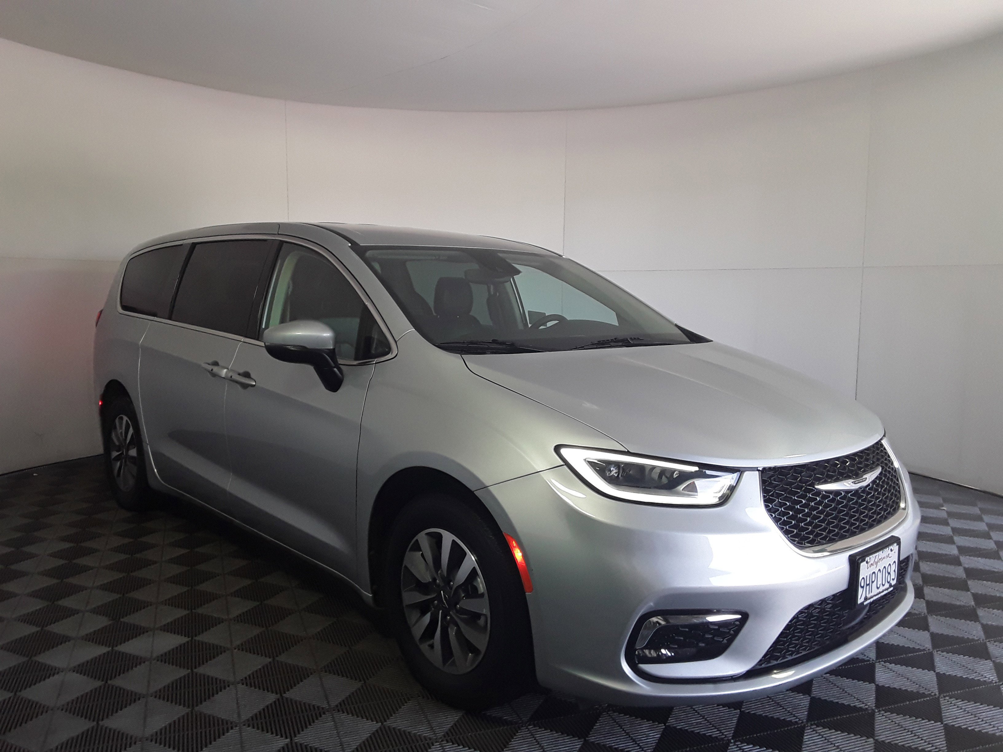 2023 Chrysler Pacifica Hybrid Touring L FWD