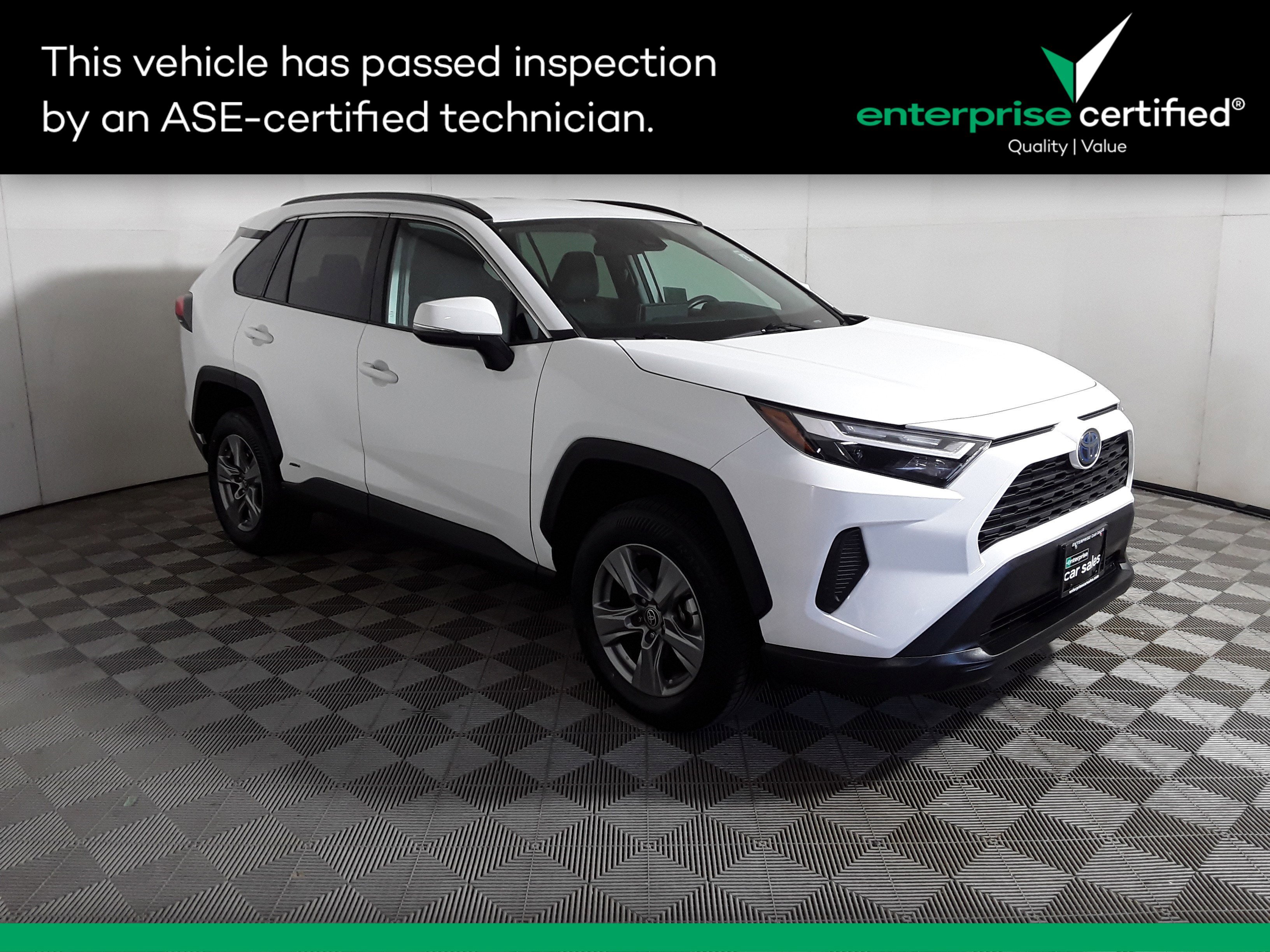 2024 Toyota RAV4 XLE's photo
