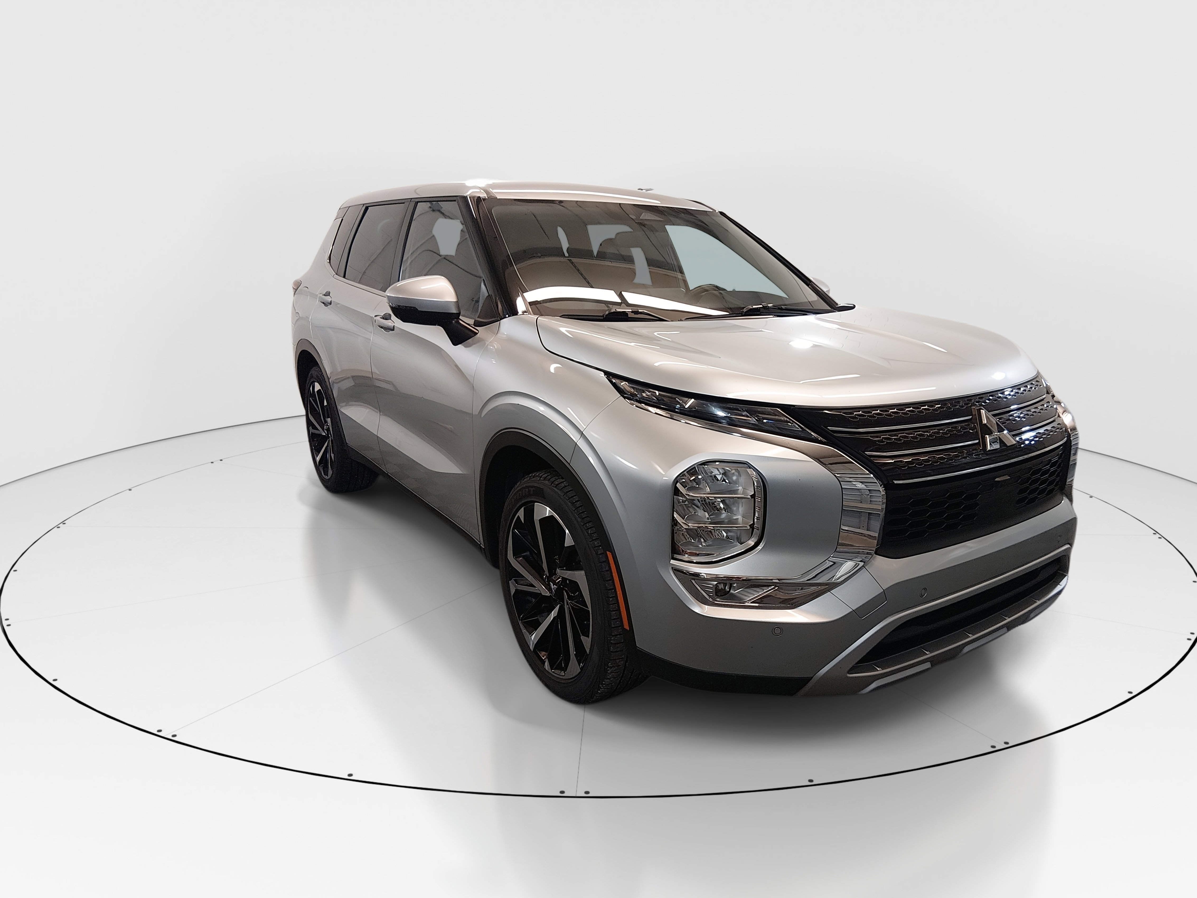 2024 Mitsubishi Outlander SE's photo