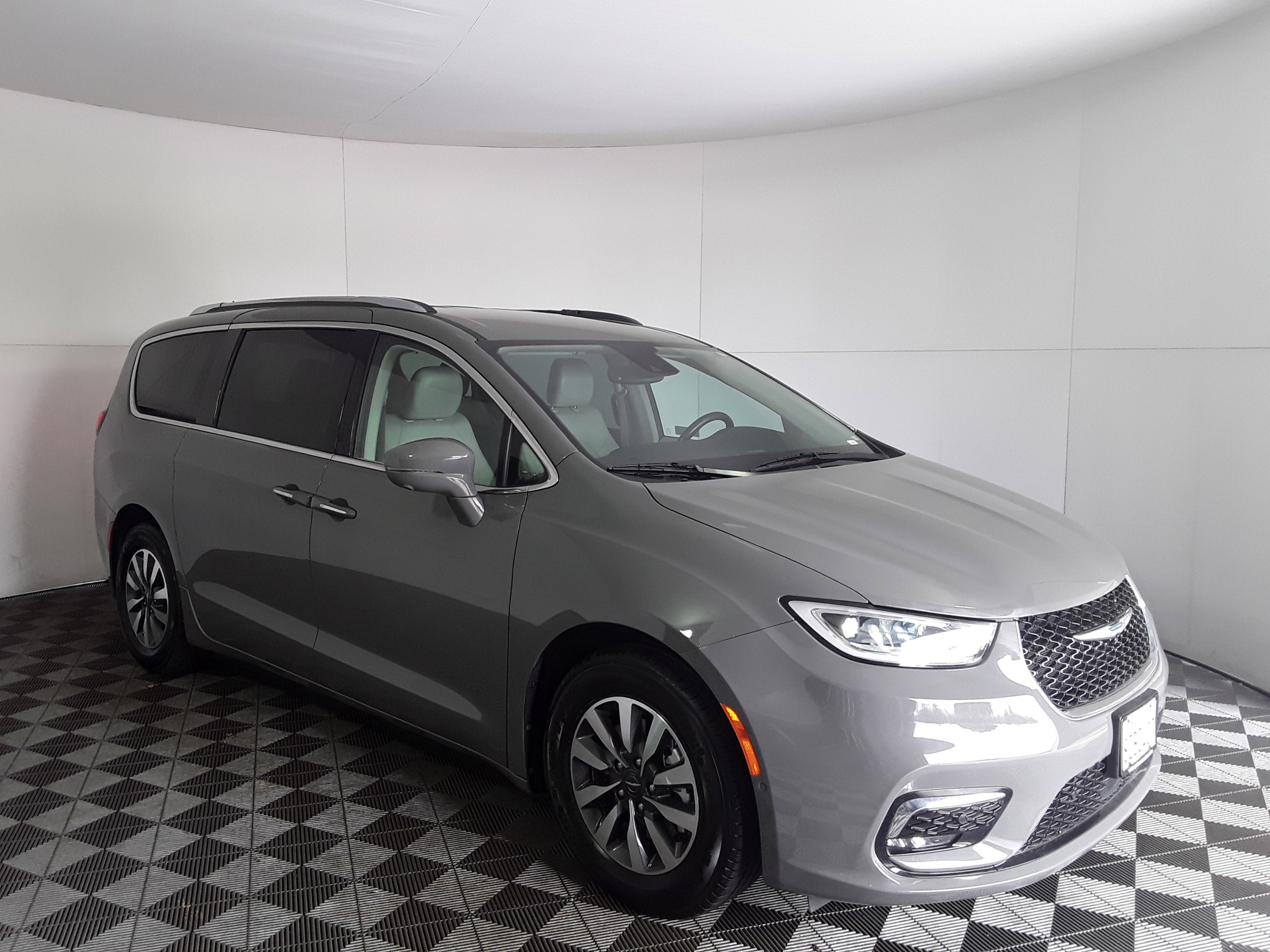 2021 Chrysler Pacifica Hybrid Touring L FWD