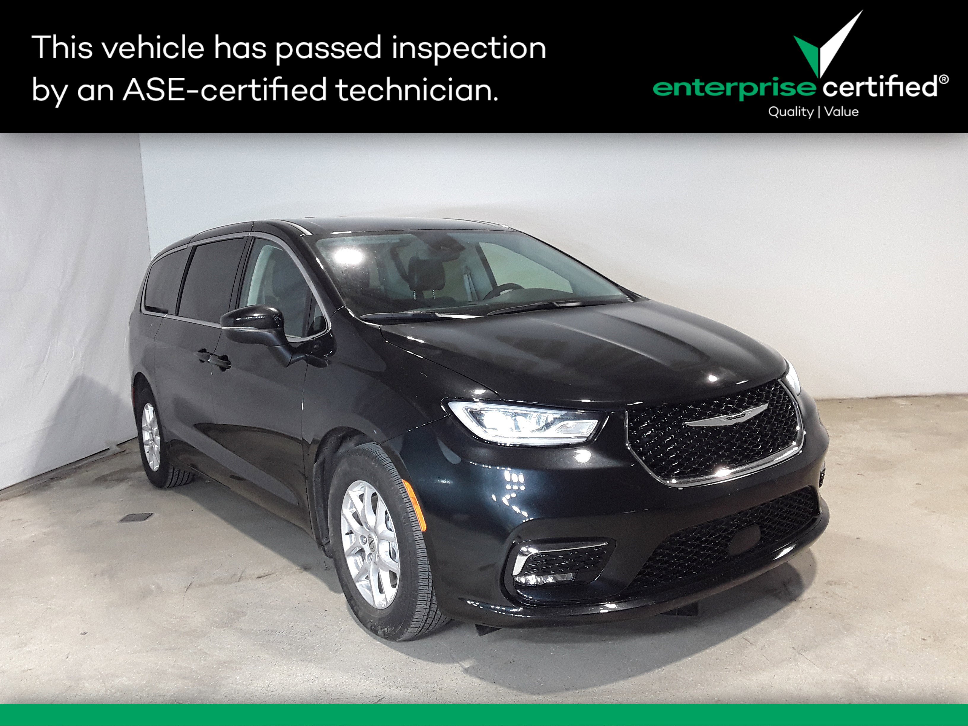 2023 Chrysler Pacifica Touring L's photo