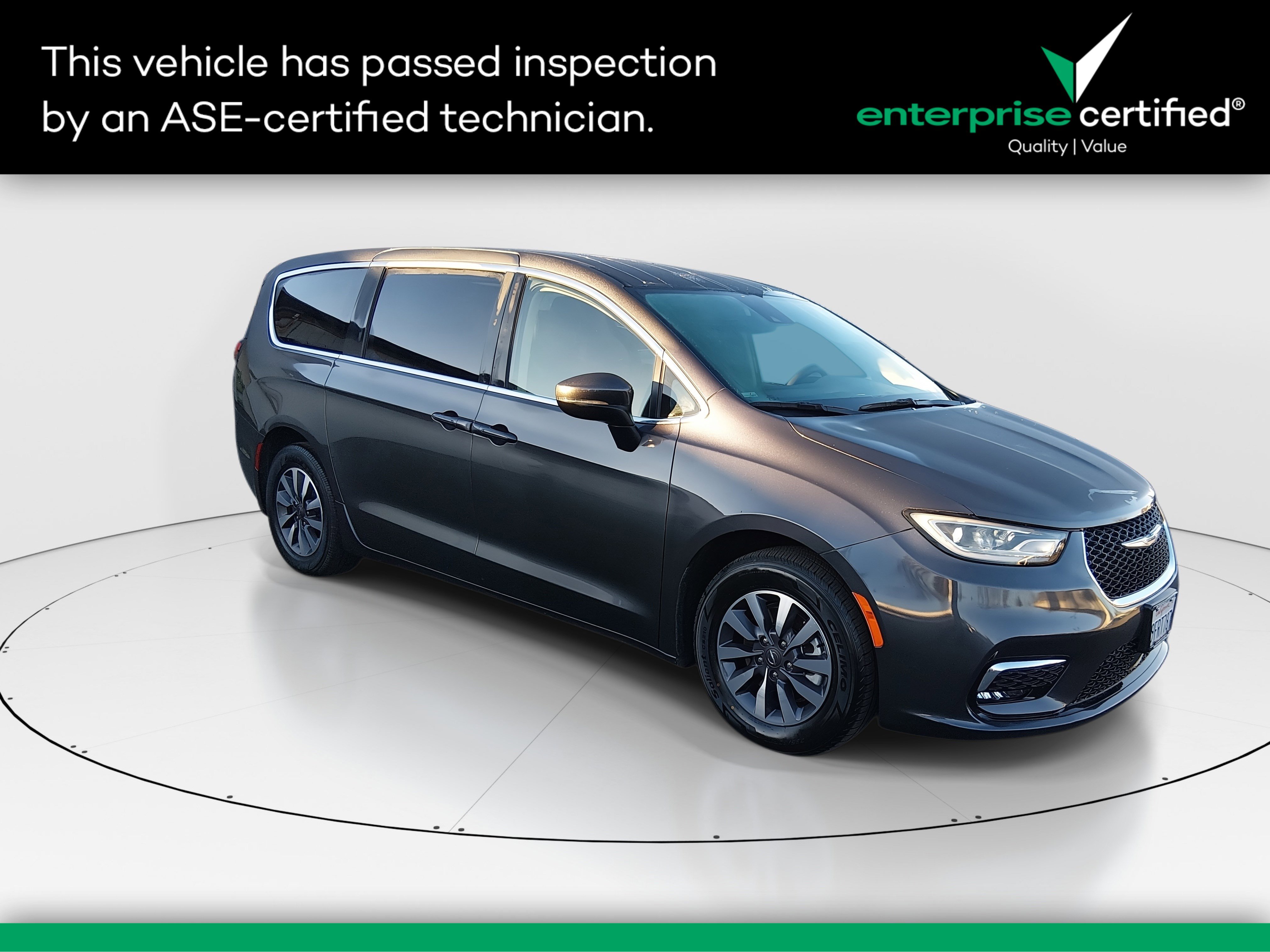 2023 Chrysler Pacifica Touring L's photo