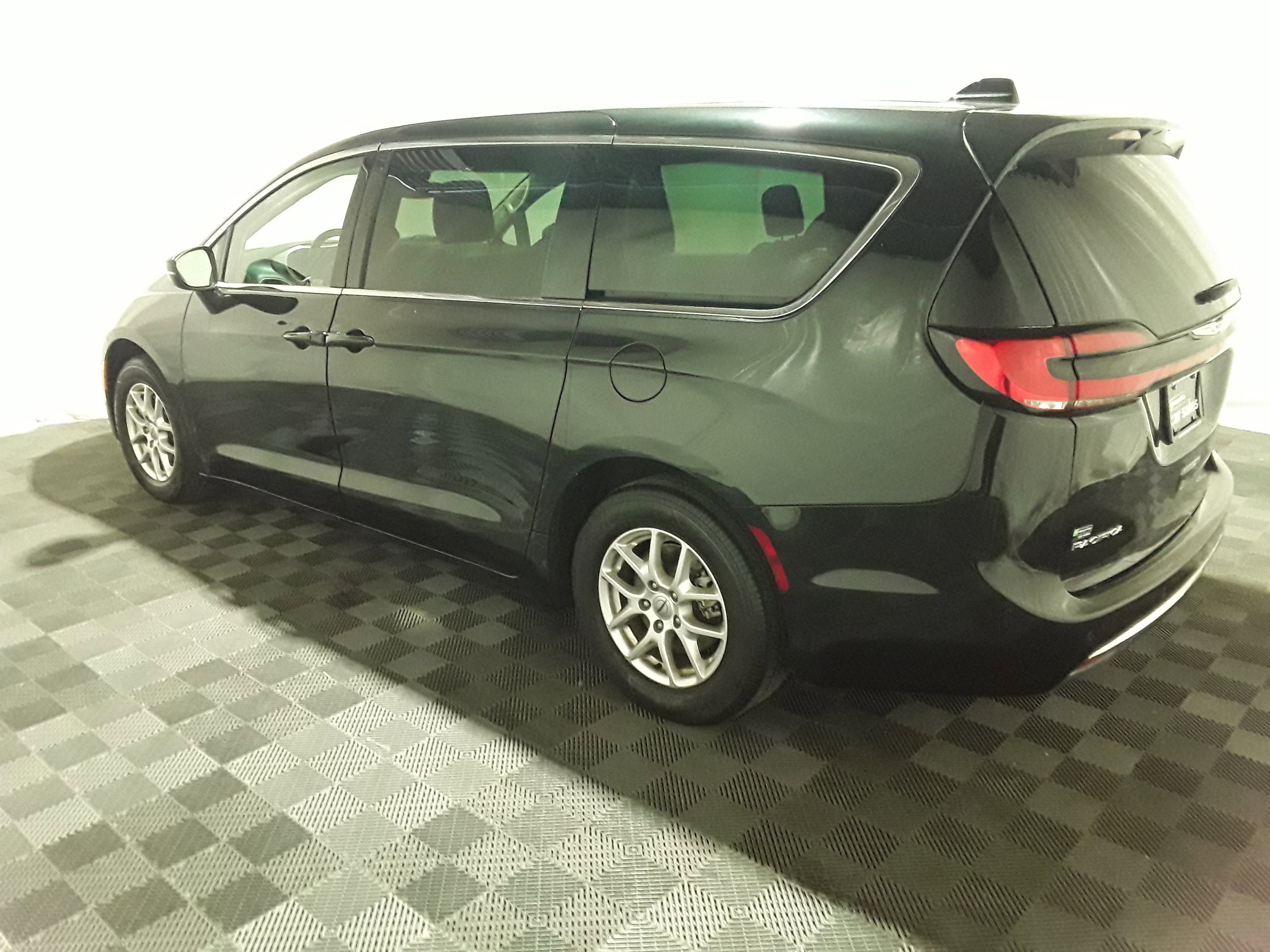 Image 4 of Used 2023 Chrysler Pacifica Touring L FWD