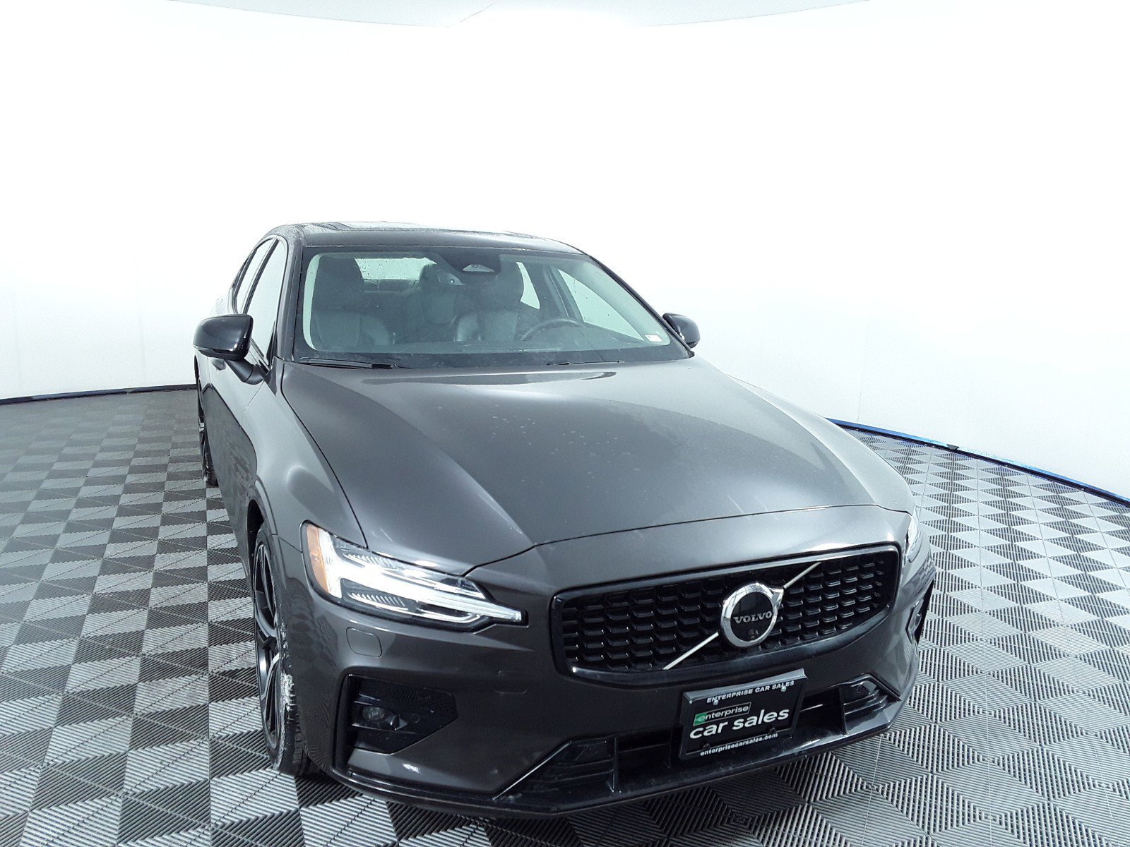 2024 Volvo S60 B5 FWD Plus Dark Theme