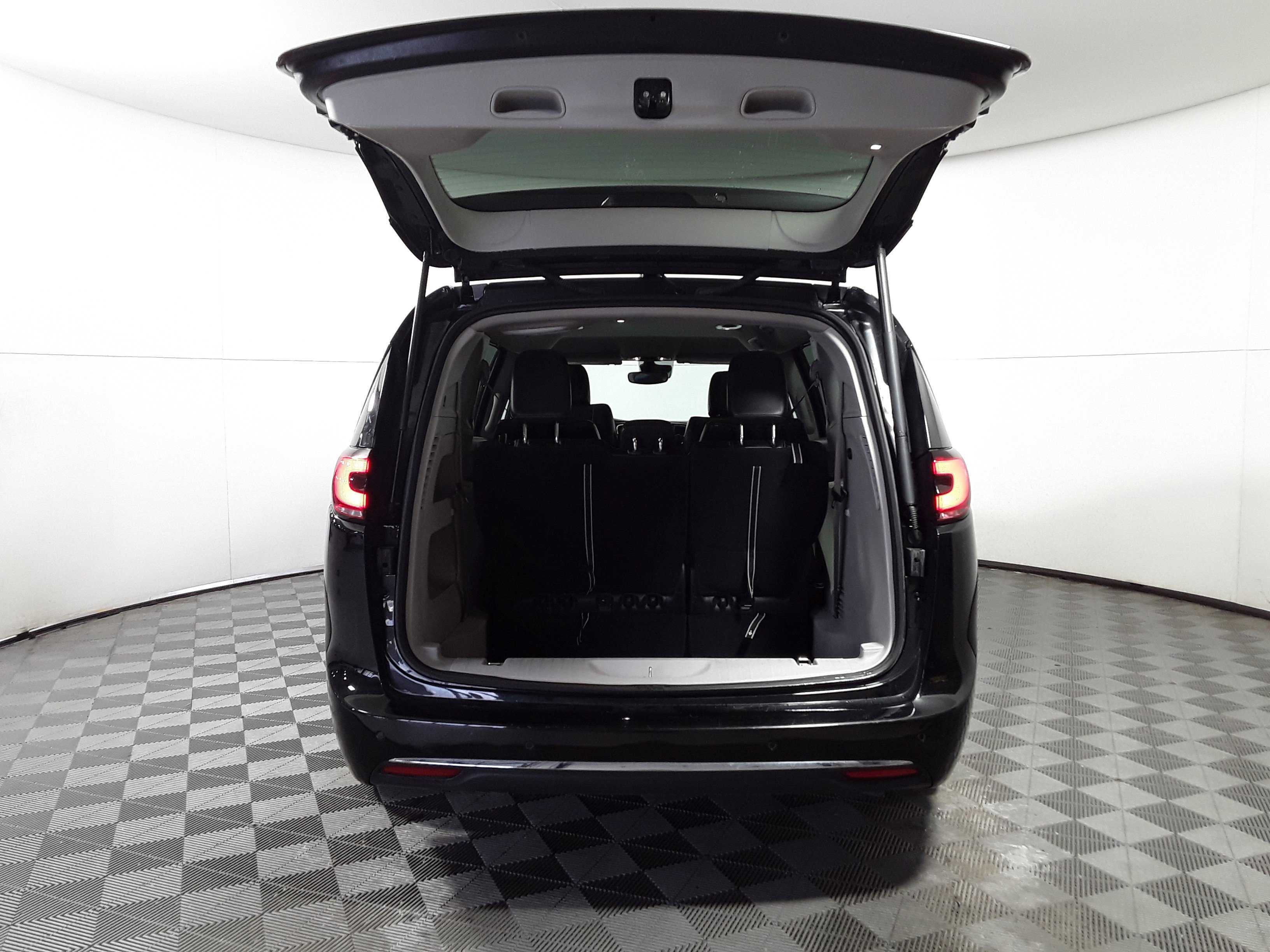 Image of Used 2024 Chrysler Pacifica Touring L FWD