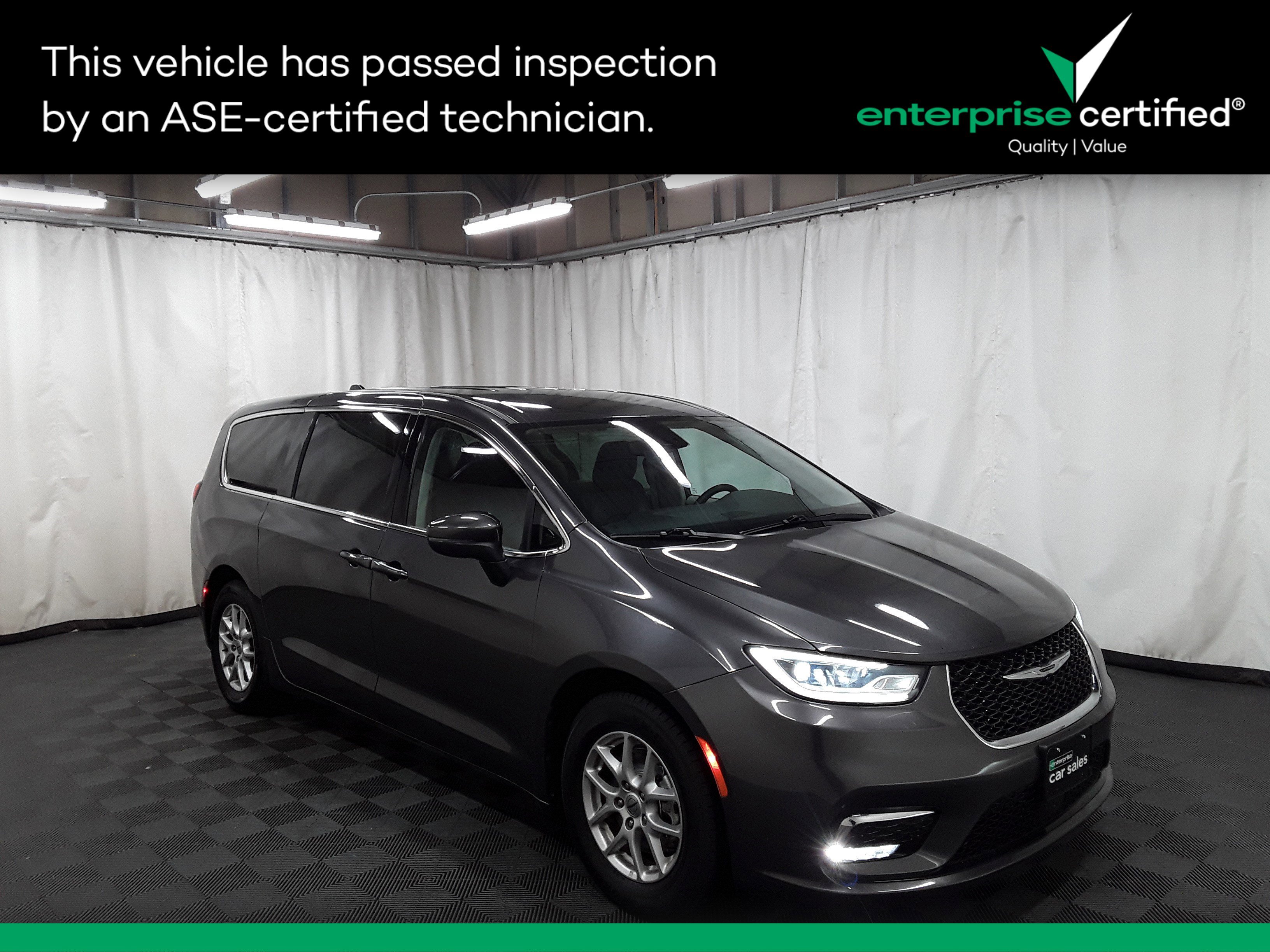 2023 Chrysler Pacifica Touring L's photo