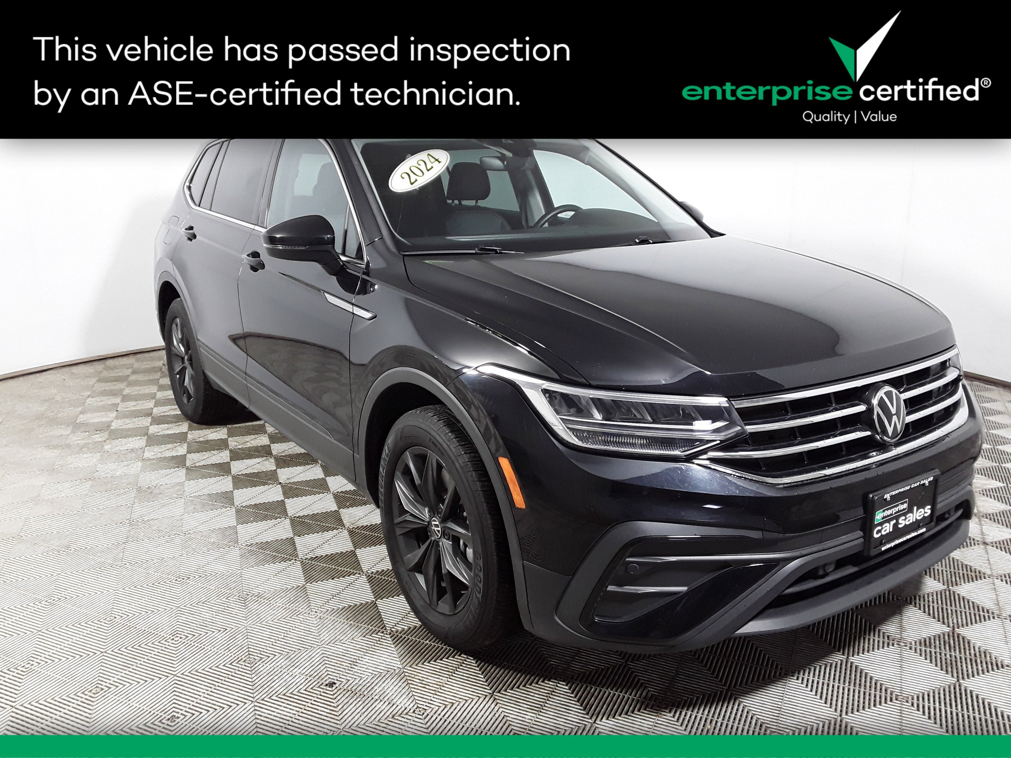 2024 Volkswagen Tiguan SE's photo