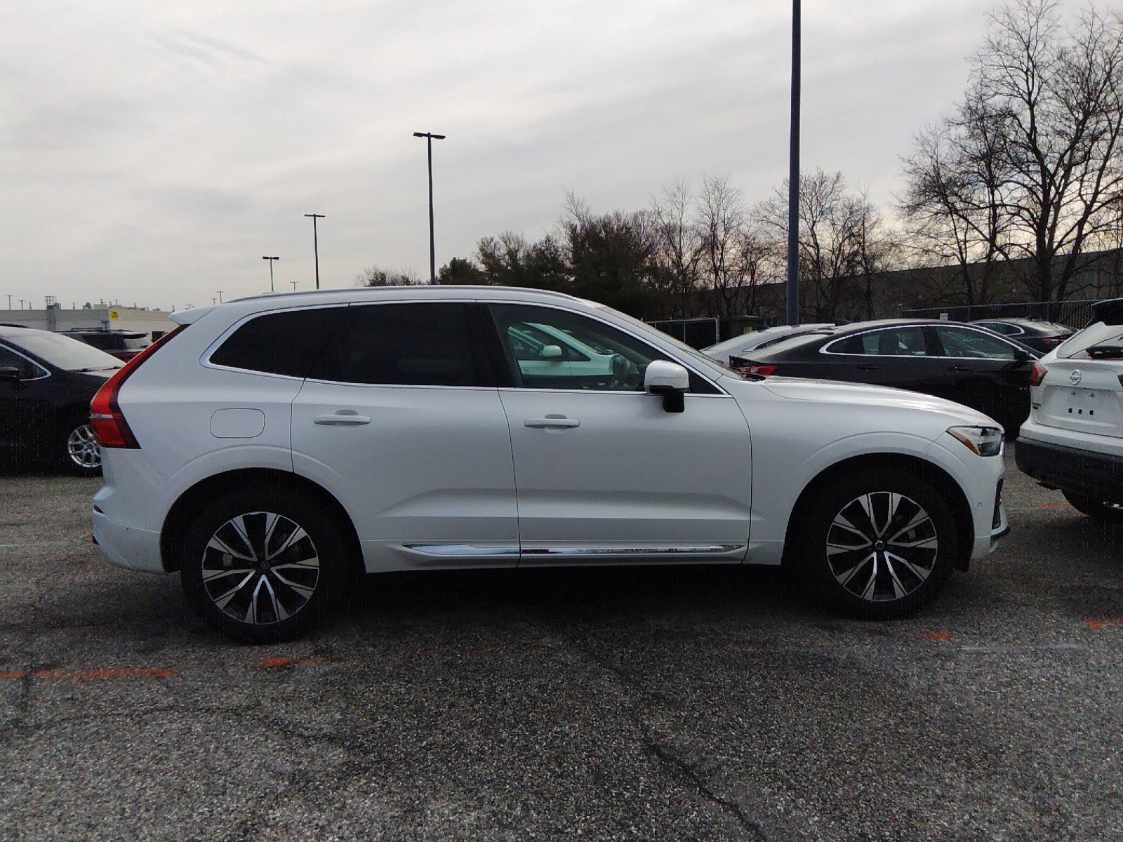 2023 Volvo XC60 B5 AWD Plus Bright Theme