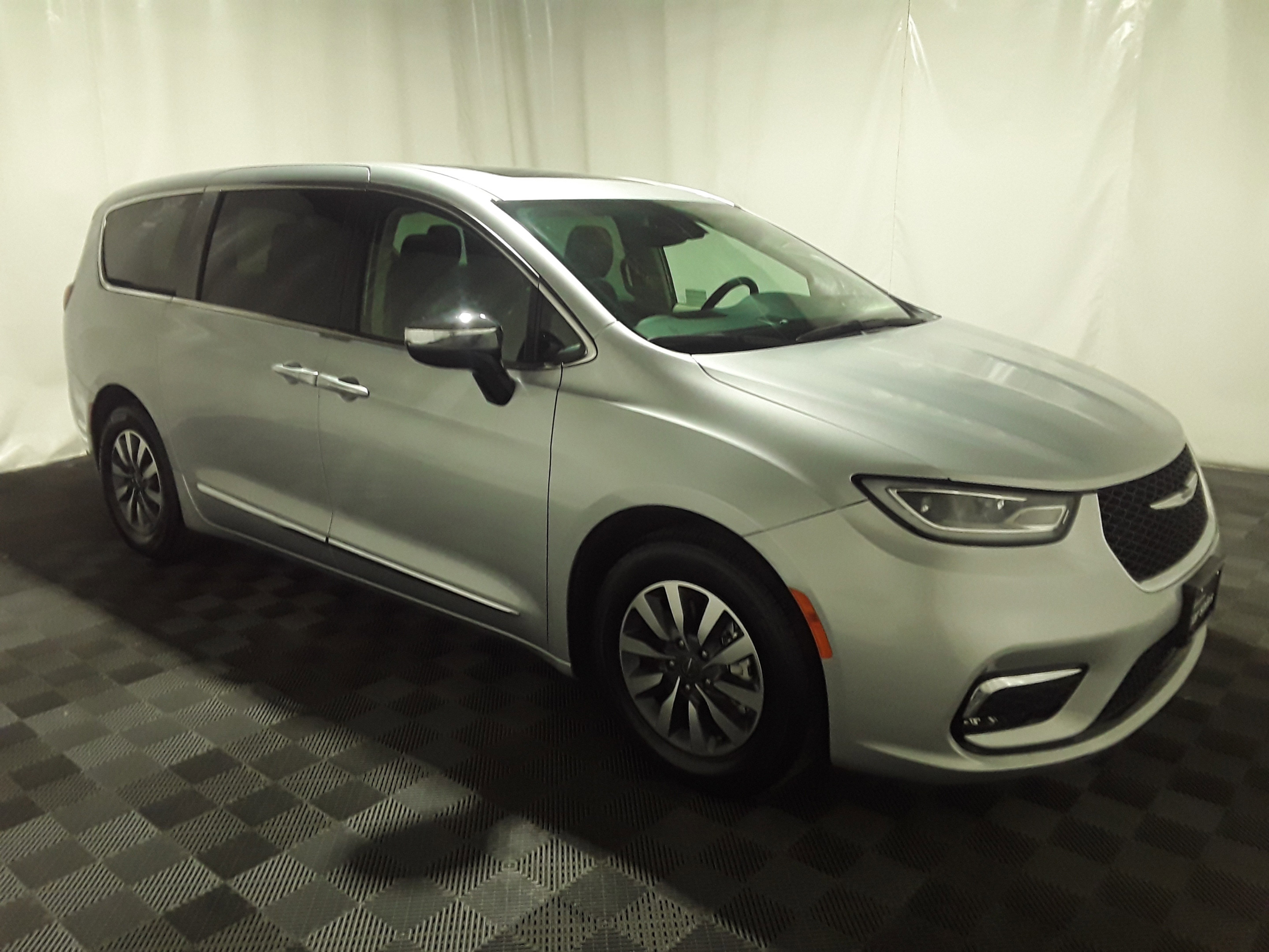 2023 Chrysler Pacifica Hybrid Limited's photo