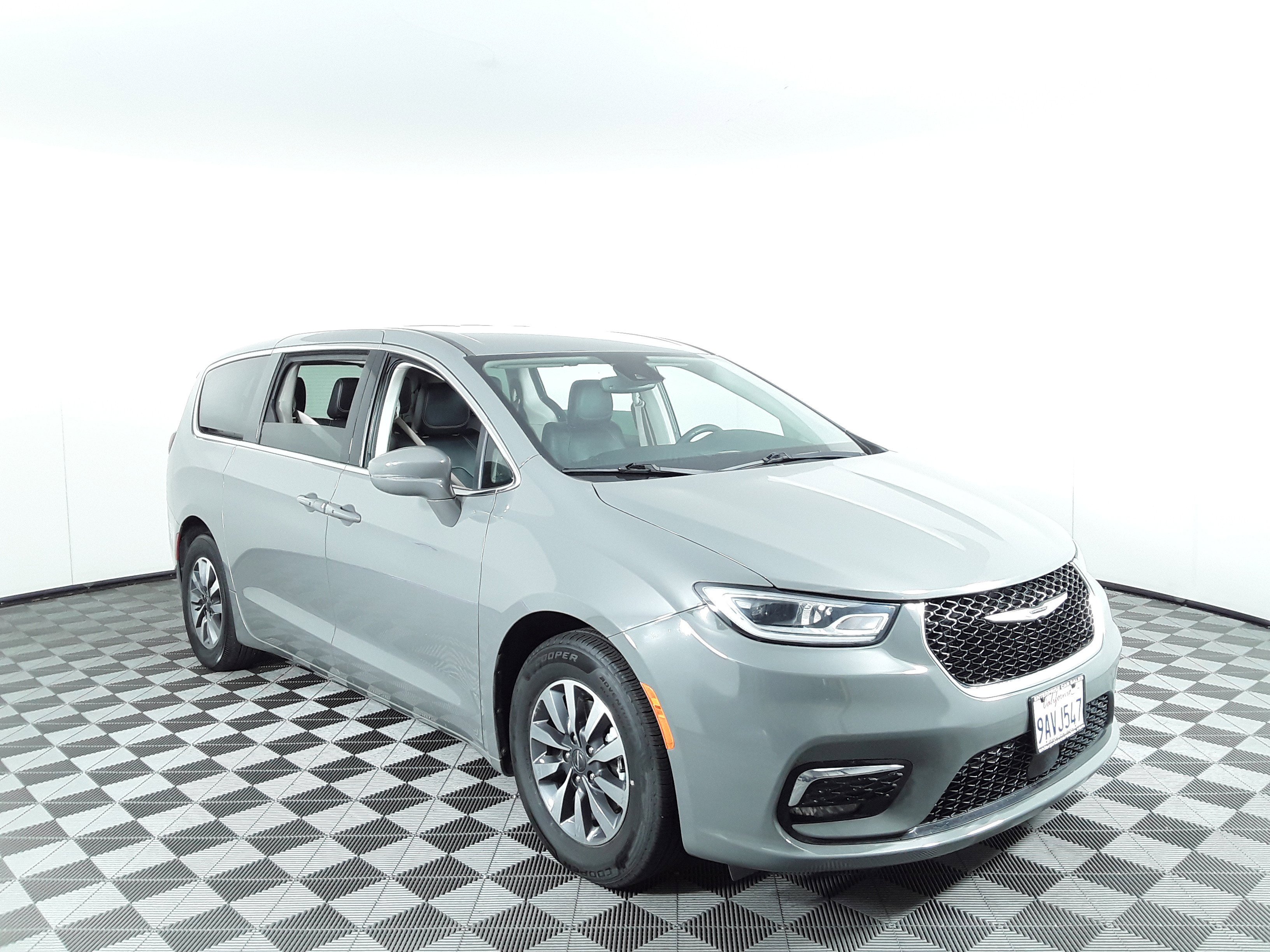 2022 Chrysler Pacifica Hybrid Touring L FWD