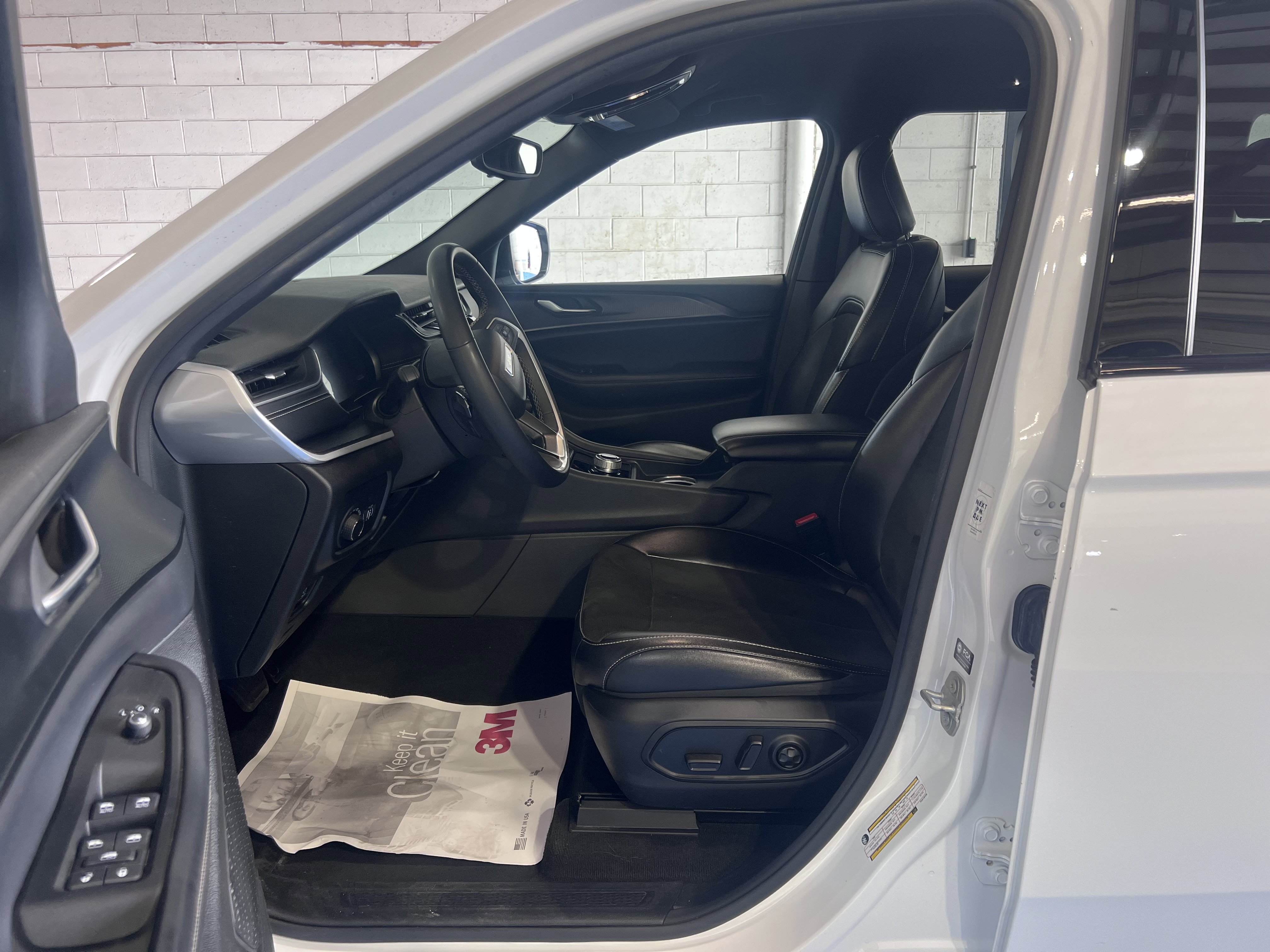 Image 10 of Used 2023 Jeep Grand Cherokee Altitude 4x4