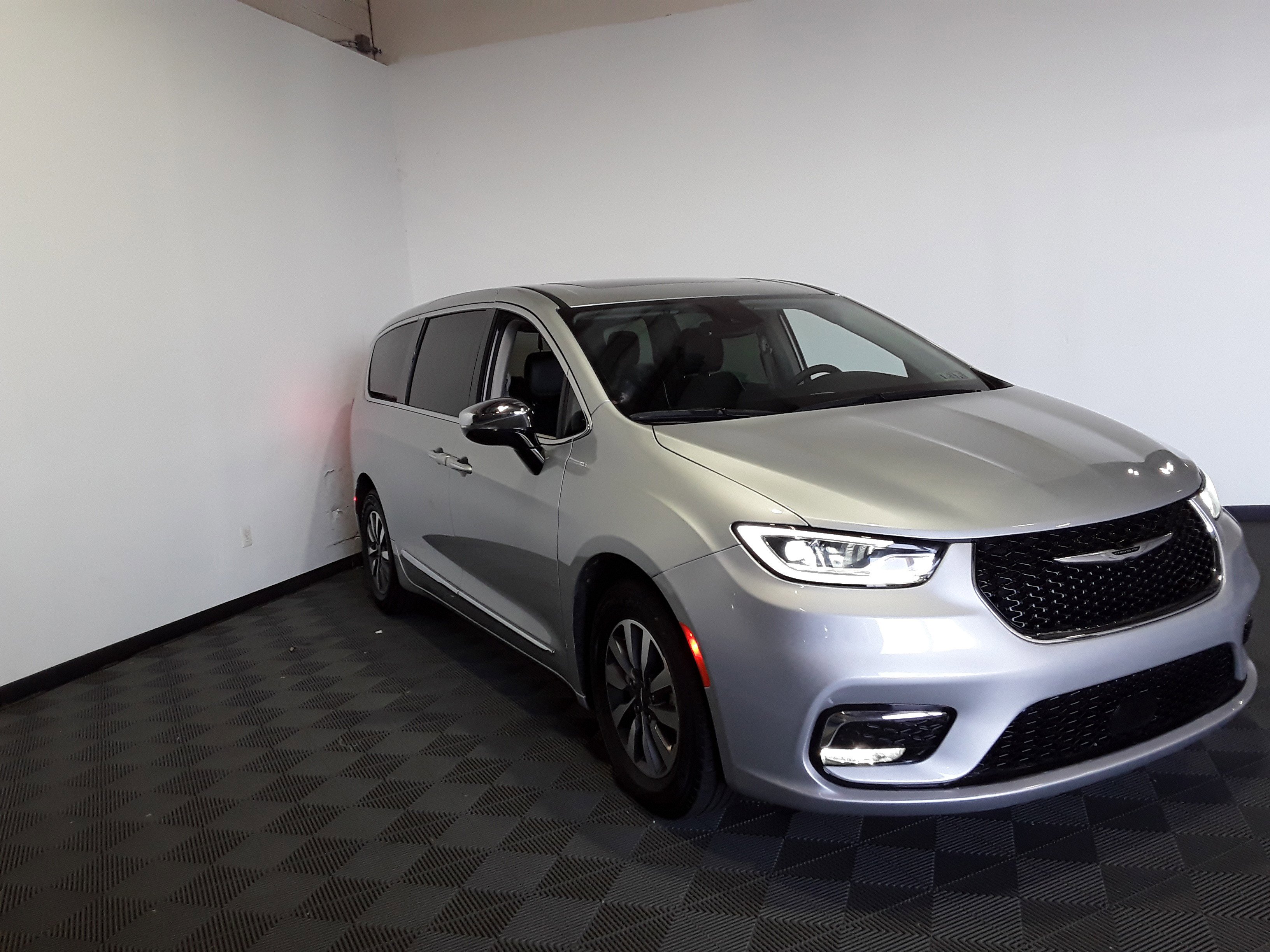 2023 Chrysler Pacifica Hybrid Limited's photo