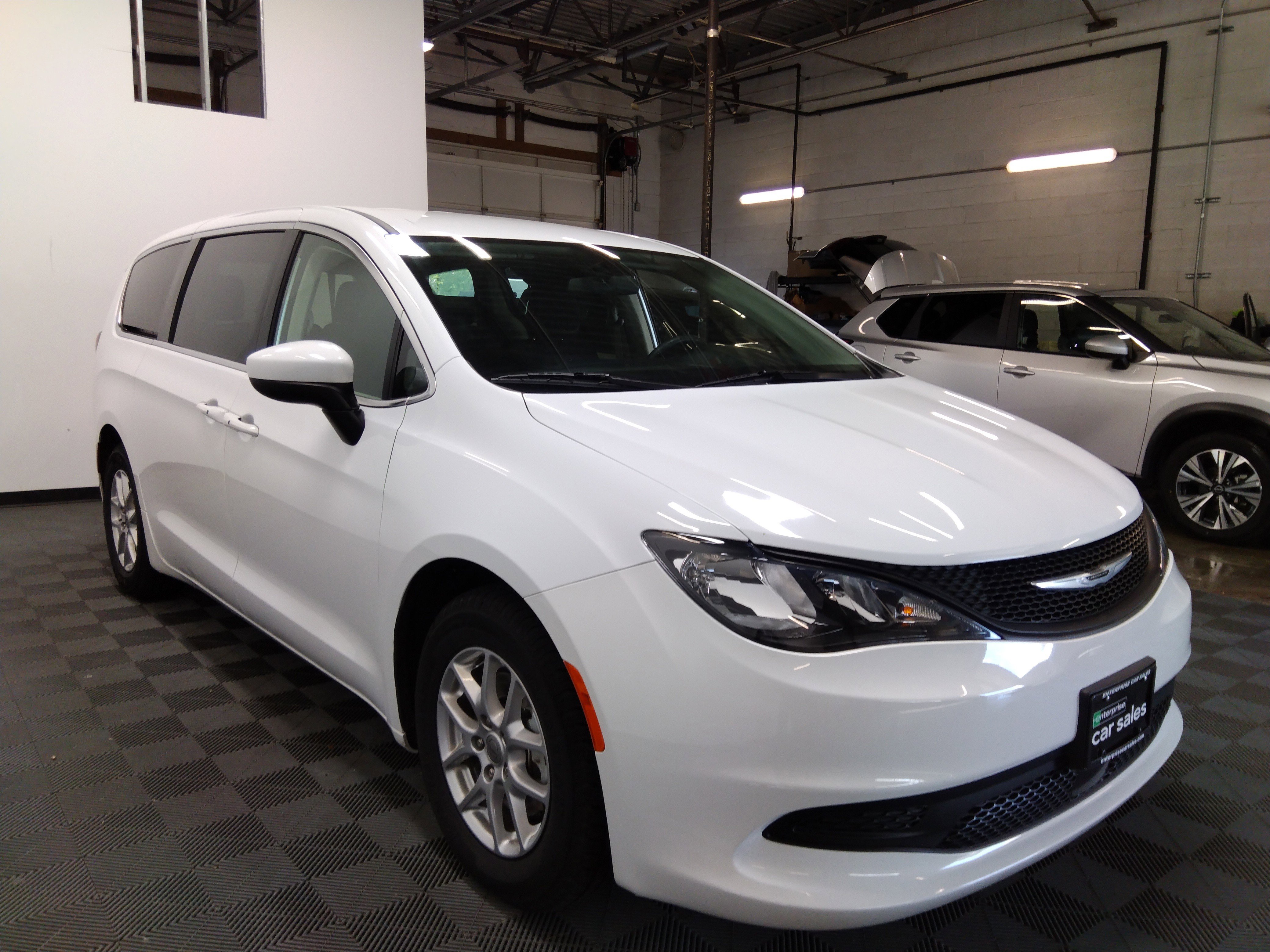 2022 Chrysler Voyager LX FWD