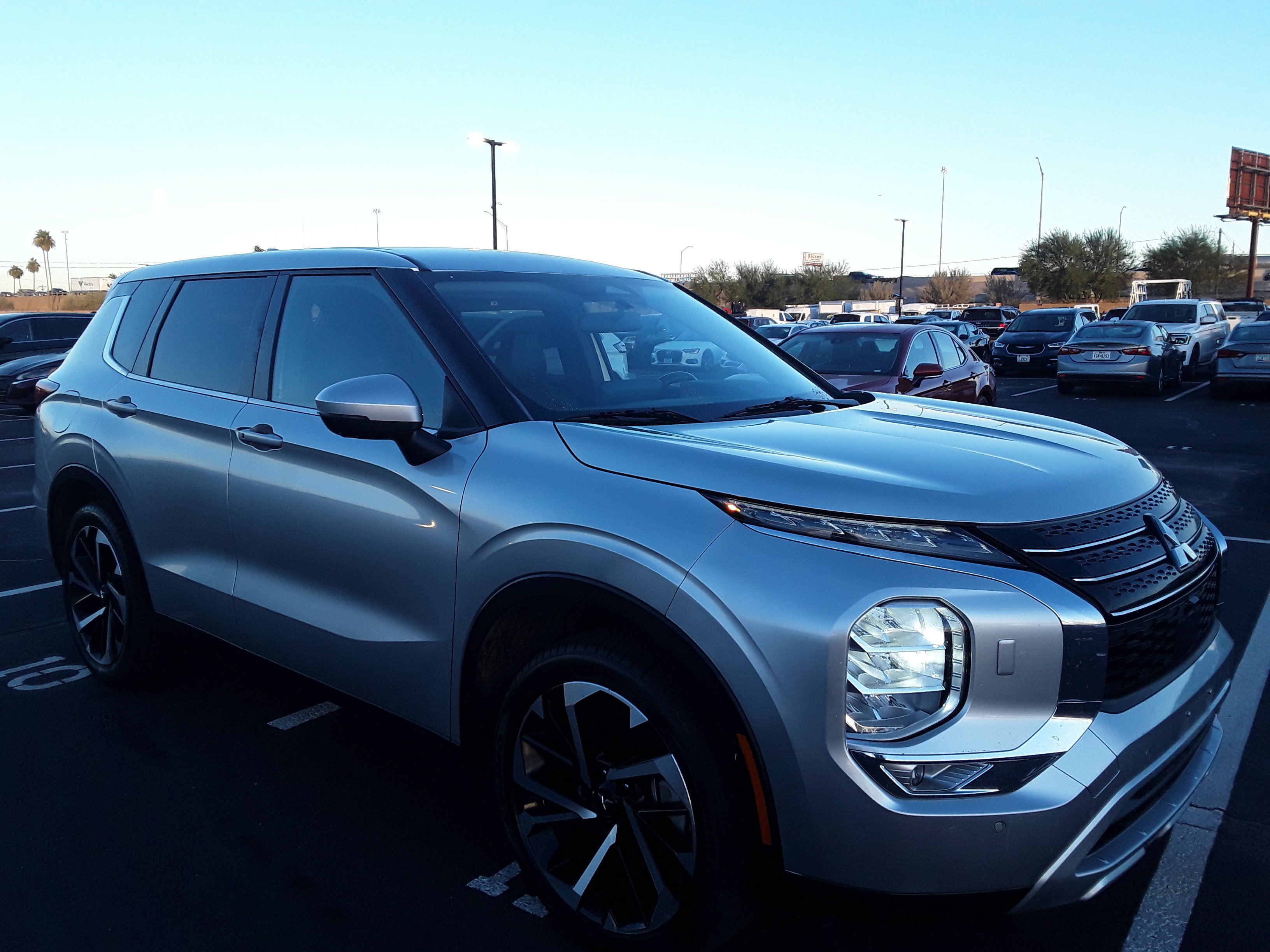 2024 Mitsubishi Outlander SE's photo