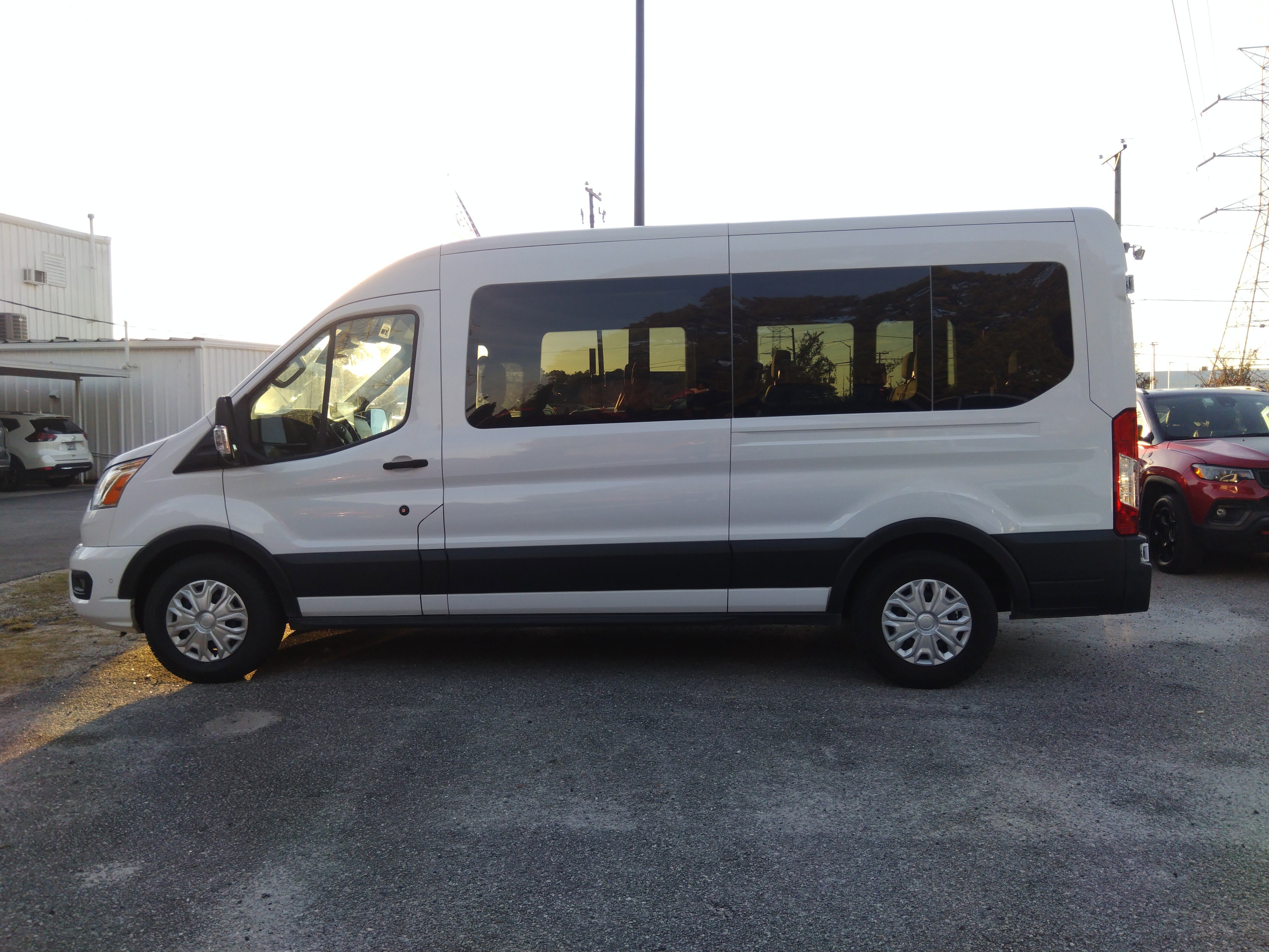 Image of Used 2022 Ford Transit Passenger Wagon T-350 148" Med Roof XLT RWD