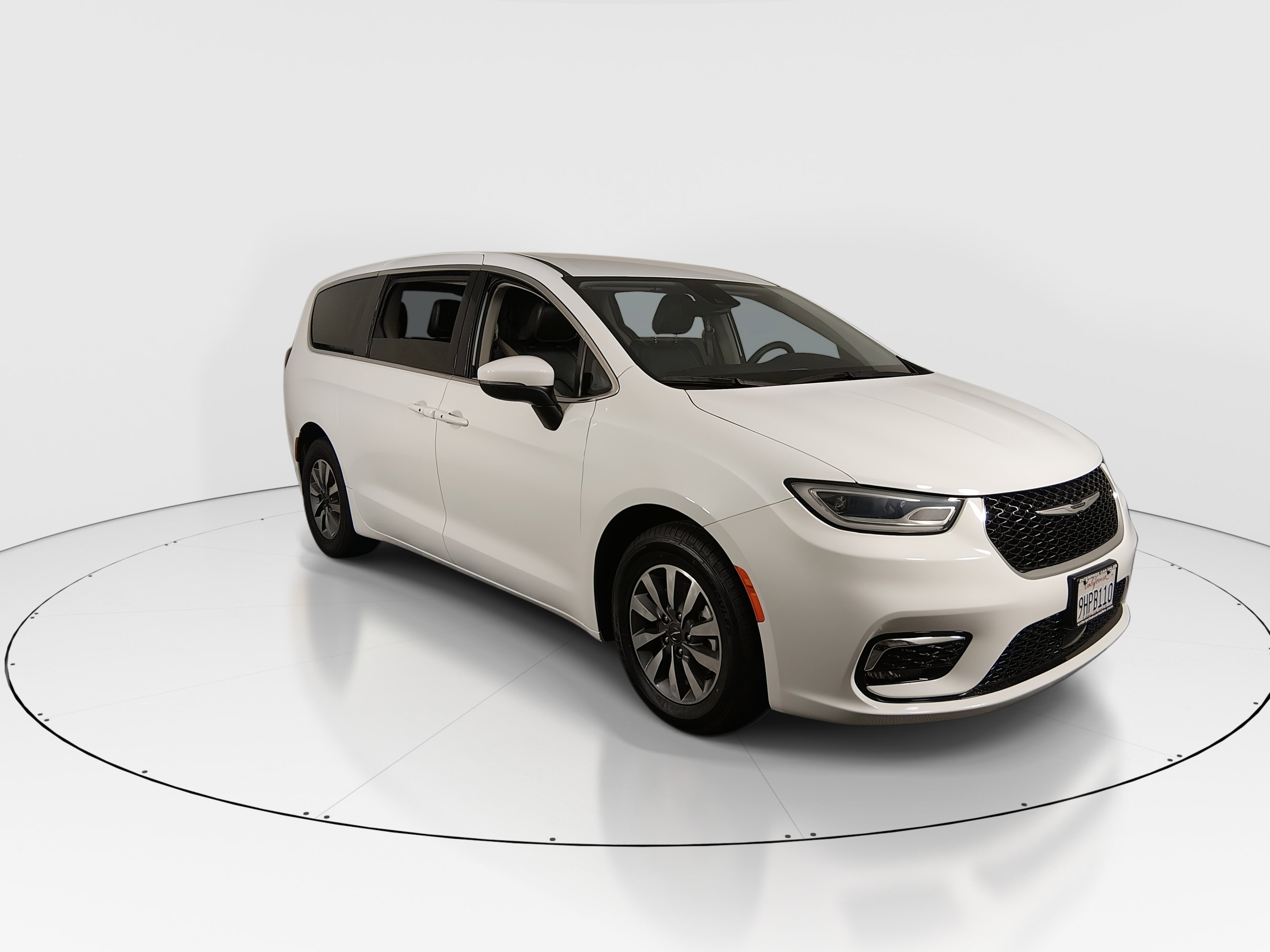 2023 Chrysler Pacifica Hybrid Touring L's photo