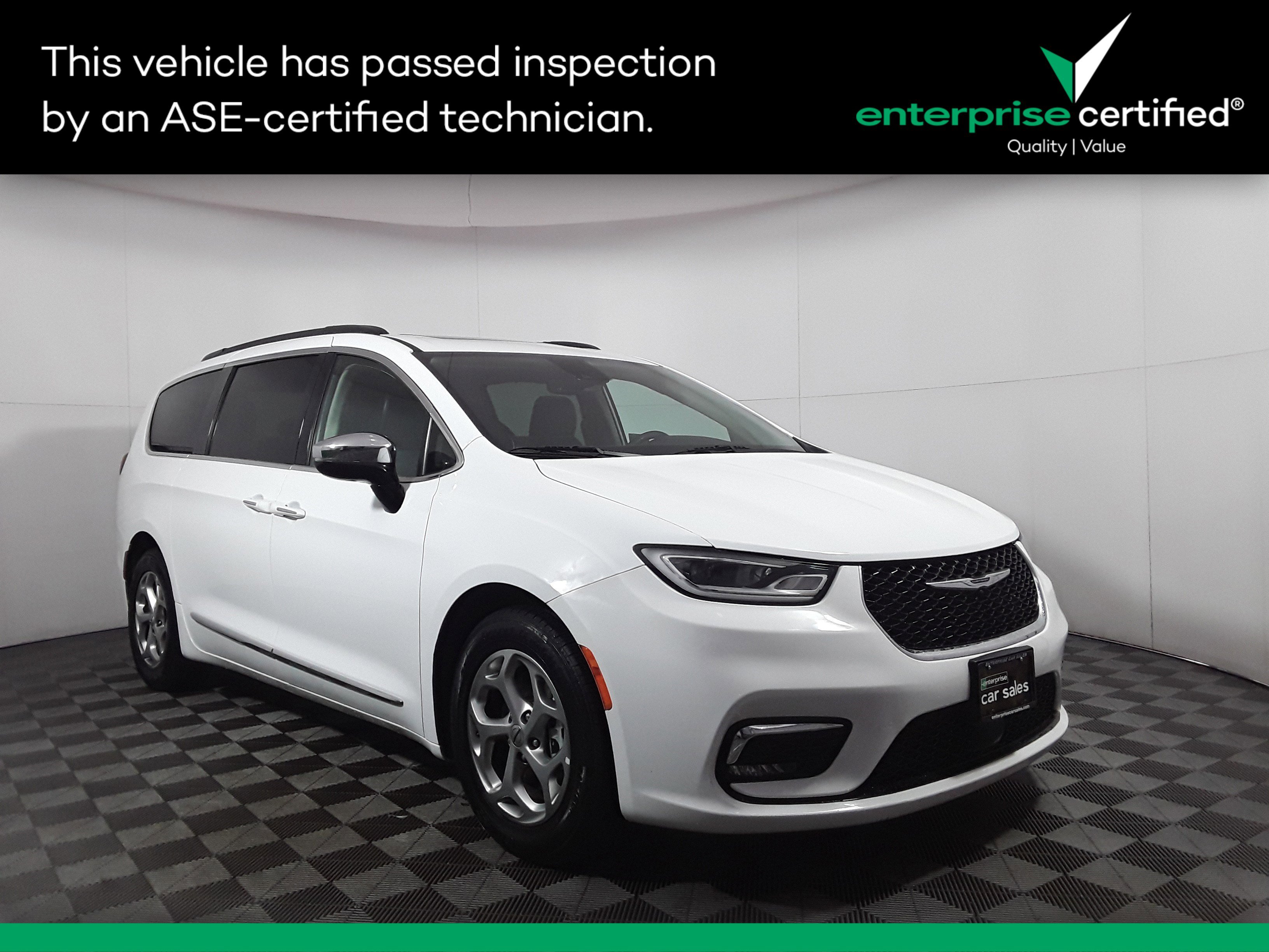 2023 Chrysler Pacifica Limited's photo