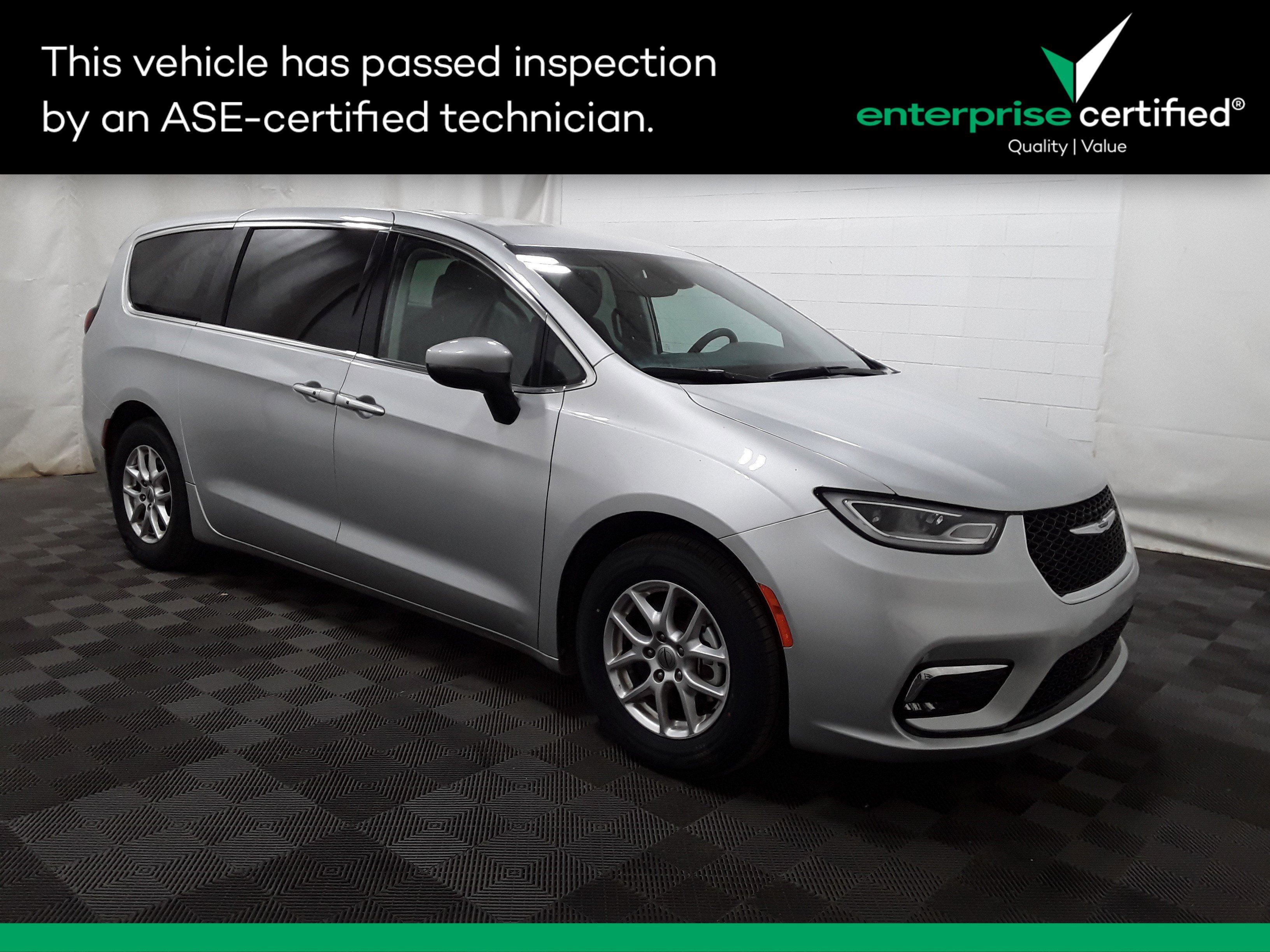 2023 Chrysler Pacifica Touring L's photo