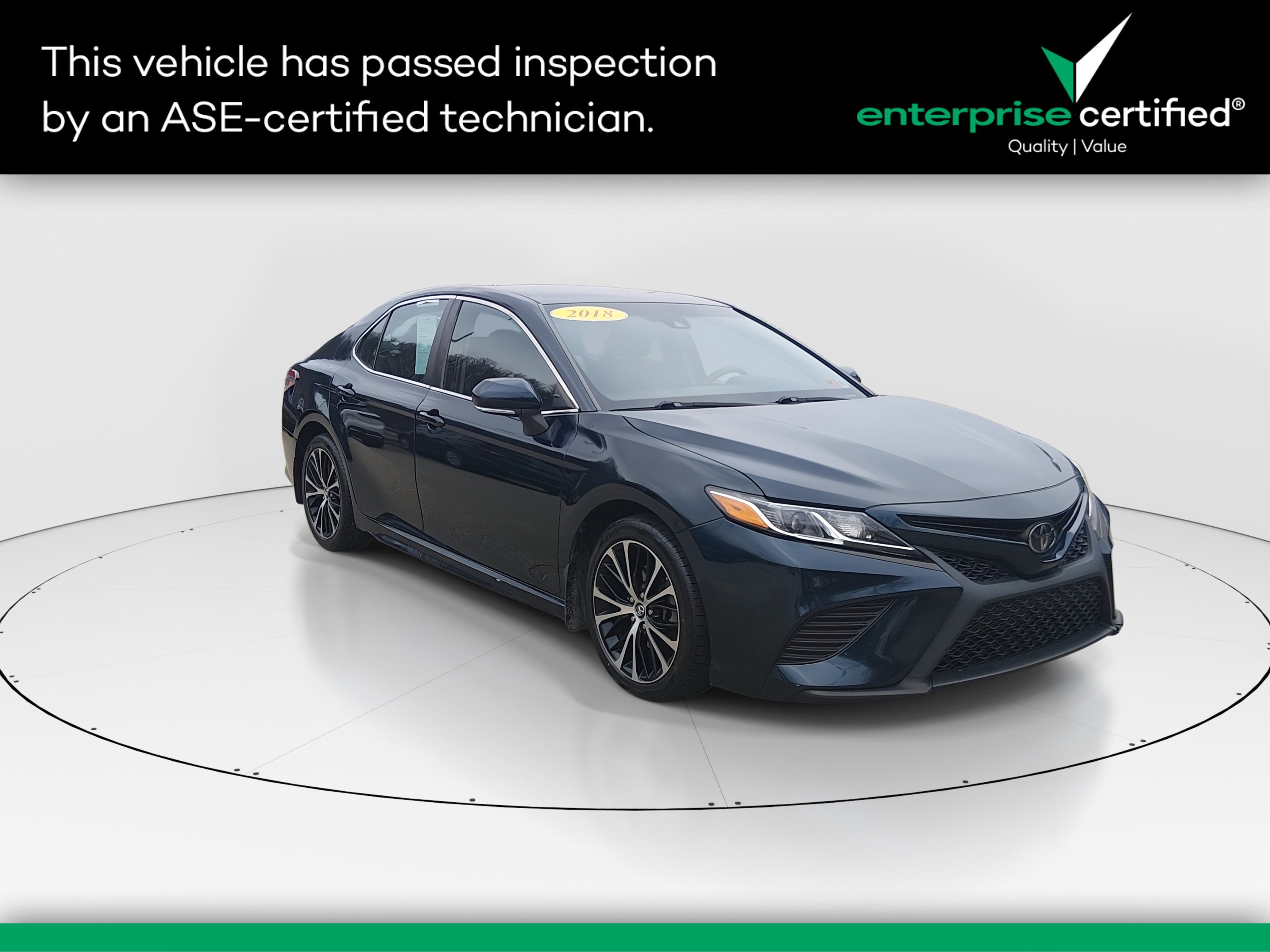 2018 Toyota Camry SE's photo