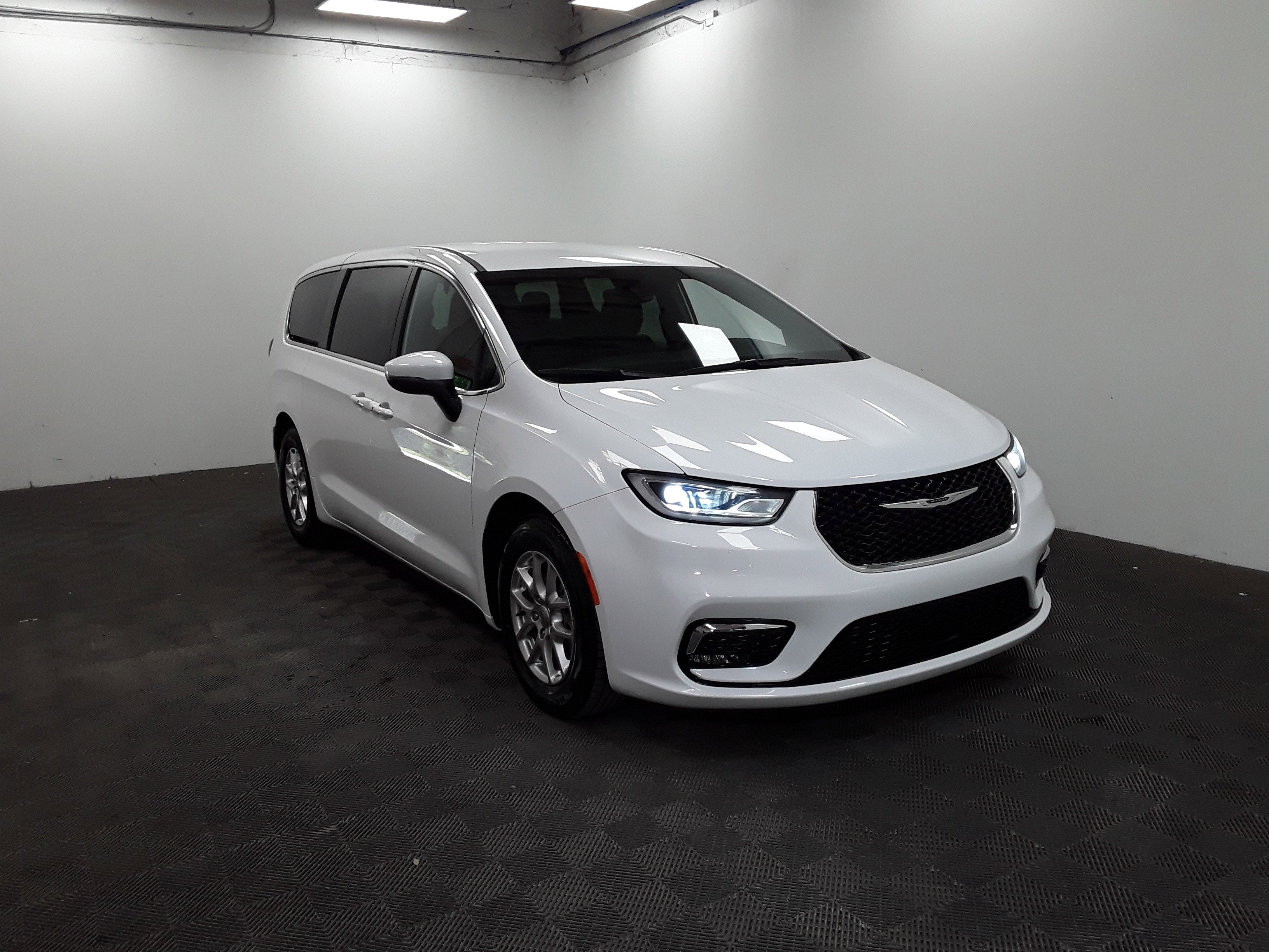 2023 Chrysler Pacifica Touring's photo