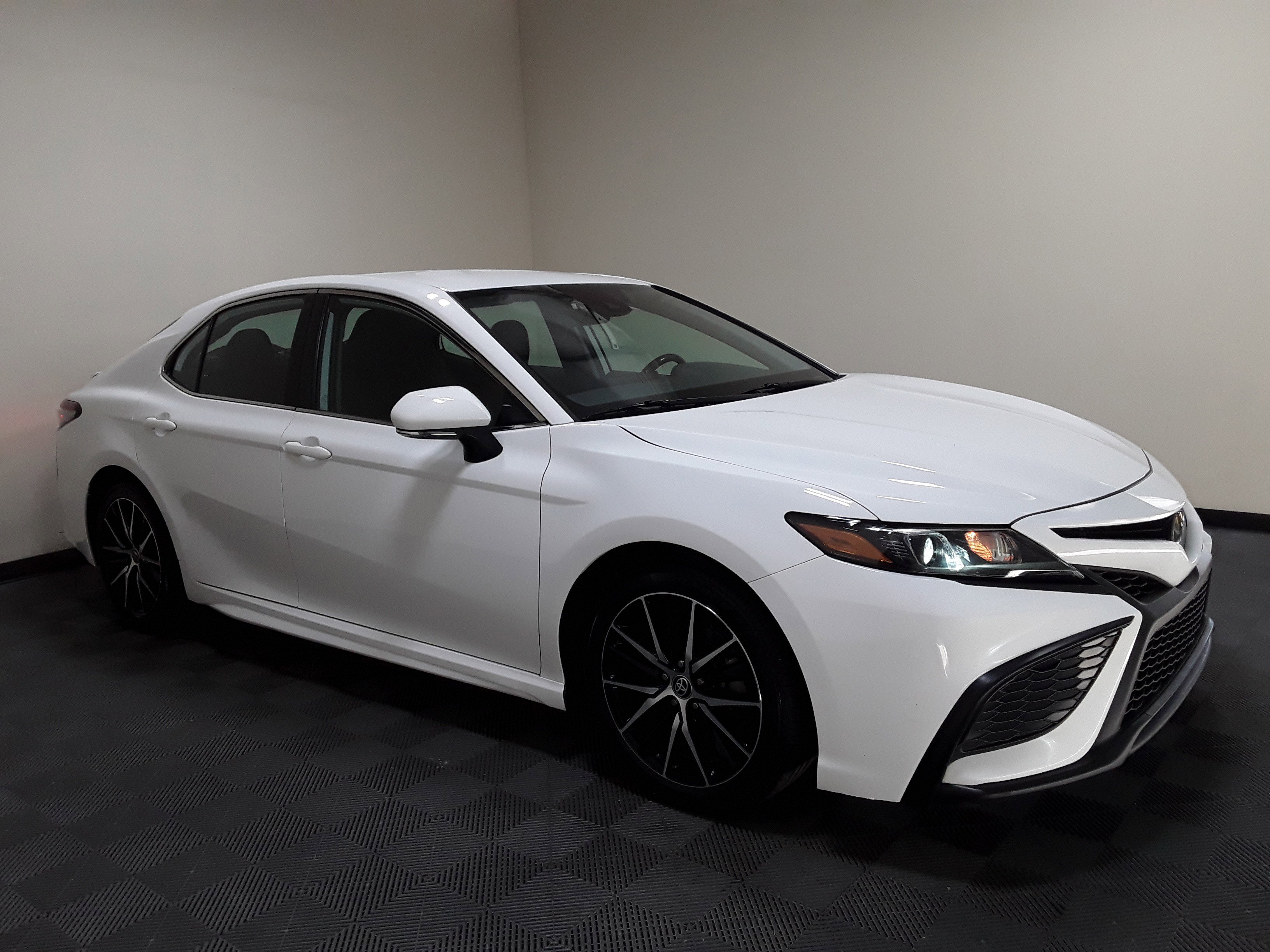 2022 Toyota Camry SE Auto