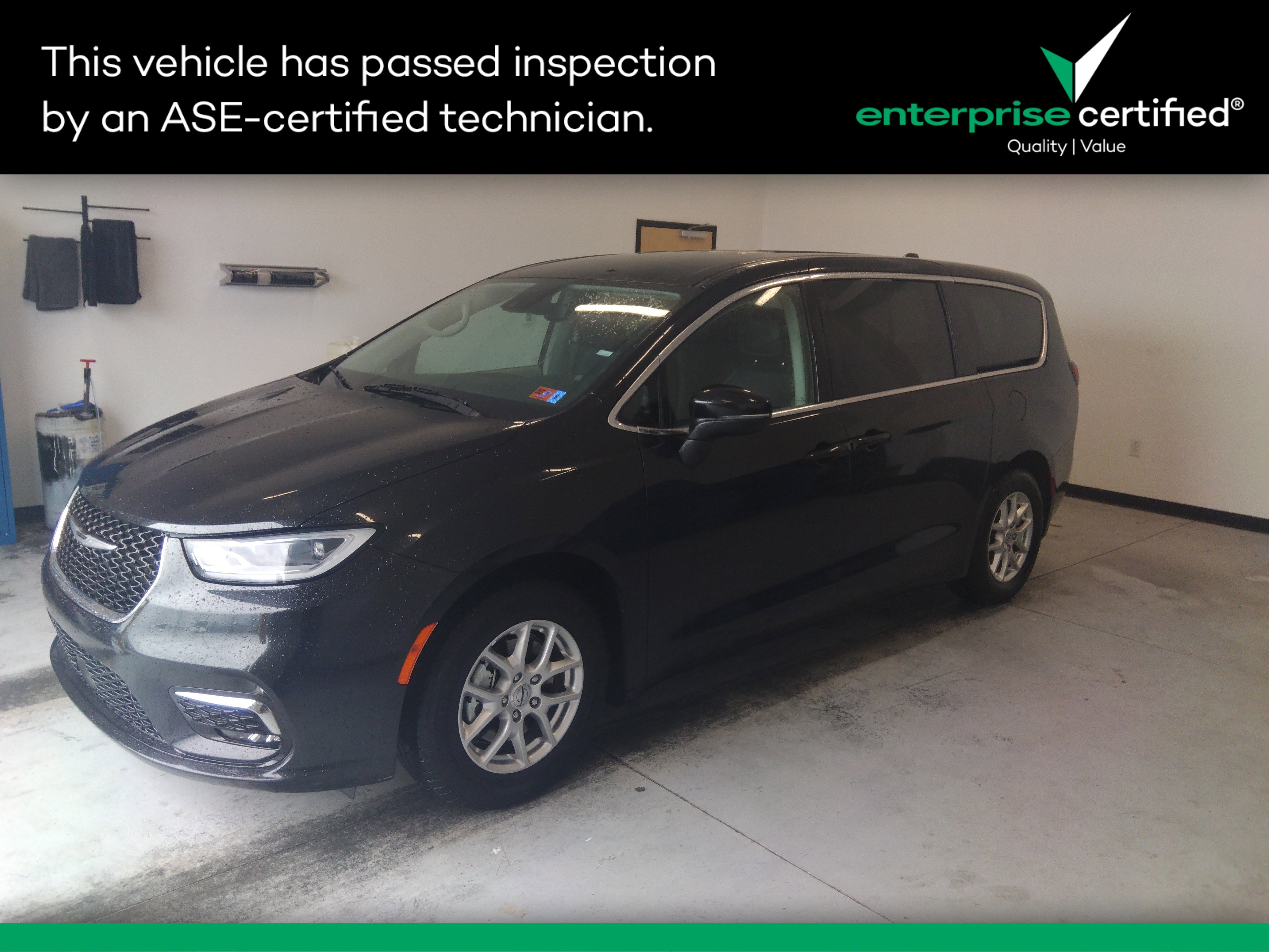 2023 Chrysler Pacifica Touring L's photo