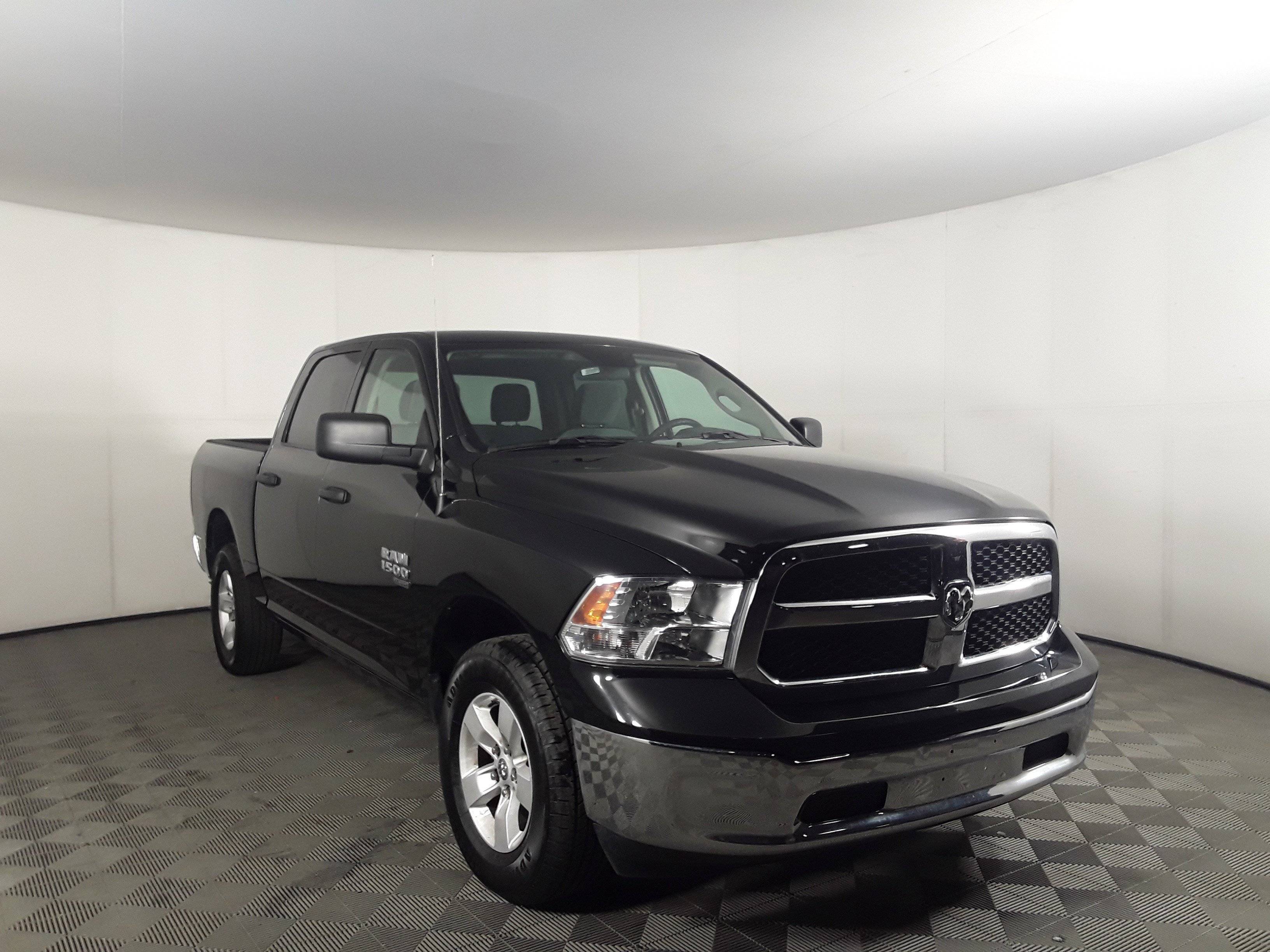 2022 Ram 1500 Classic SLT 4x4 Crew Cab 5'7
